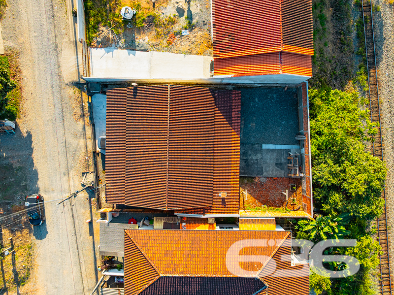  Oportunidade única no bairro Paranaguamirim, em Joinville/SC!

Apresentamos uma encantadora residência térrea que reúne conforto, praticidade e um excelente custo-benefício. Com 92m² de área construída em um terreno plano de 359,20m², esta casa é ideal para quem busca um lar aconchegante e bem estruturado em uma localização em crescimento.

O imóvel é composto por uma ampla sala de estar integrada à cozinha, criando um ambiente funcional e acolhedor, perfeito para momentos em família. A cozinha é completa e equipada com móveis sob medida que ficam no imóvel, garantindo praticidade no dia a dia. 

São dois dormitórios, sendo um deles uma suíte com closet, garantindo conforto e privacidade. Os banheiros possuem ótimo acabamento, box de vidro e revestimentos modernos. A casa ainda oferece área de serviço, área de festas com churrasqueira, garagem coberta, jardim e portão eletrônico. O terreno é todo murado, proporcionando segurança e tranquilidade.

Outro diferencial é que ficam no imóvel os móveis embutidos, móveis de cozinha e os aparelhos de ar-condicionado, agregando ainda mais valor ao investimento.

Localizada em região estratégica, a residência está próxima de escolas, comércios e vias de acesso, o que facilita a rotina da sua família. 

Entre em contato com a 636 Negócios Imobiliários e agende sua visita. Uma grande oportunidade para quem deseja sair do aluguel ou investir em um imóvel com grande potencial de valorização.

Só se constrói uma grande empresa com grandes pessoas. Por isso, conte com a nossa experiência de mais de 30 anos no mercado para garantir uma negociação segura, transparente e eficaz.
 
636 NEGÓCIOS IMOBILIÁRIOS: A SUA MELHOR ESCOLHA
Com mais de 30 anos de experiência, a 636 Negócios Imobiliários é sua parceira ideal para encontrar o imóvel perfeito. Estamos prontos para ajudá-lo a fazer deste imóvel o seu novo lar.
 
Telefone: (47) 3451-0636
WhatsApp: (47) 99190-0636
 
Não perca esta oportunidade única. Visite nosso site para mais informações: i636.com.br