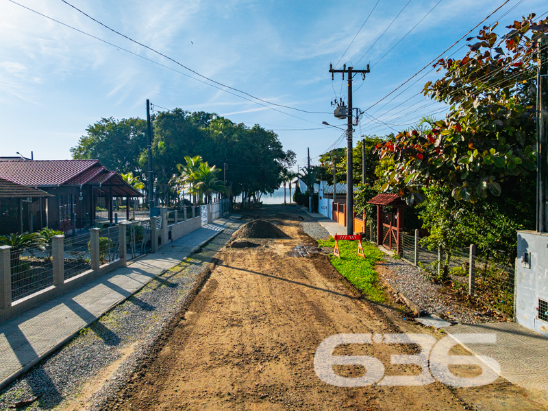 Residência térrea com ampla garagem, a poucos metros da lagoa em Balneário Barra do Sul/SC!

Apresentamos esta excelente oportunidade para quem busca tranquilidade, espaço e localização privilegiada no bairro Pinheiros, uma das regiões mais procuradas de Balneário Barra do Sul. Esta charmosa residência térrea, construída em um terreno de 336m², está situada a apenas alguns passos da belíssima lagoa, proporcionando um ambiente perfeito para viver bem e com qualidade de vida.

O imóvel possui 149,50m² de área, cuidadosamente distribuídos em 3 dormitórios, 2 banheiros, sala de estar espaçosa e cozinha funcional, além de uma área externa muito bem cuidada, com jardim e varanda com redes para aproveitar os dias de descanso ao som da natureza.

Outro grande diferencial desta residência é sua ampla garagem coberta para até 3 veículos, além de espaço descoberto adicional. É ideal para famílias maiores ou para quem gosta de receber amigos com conforto e segurança. A propriedade está totalmente murada, garantindo privacidade e tranquilidade.

A área externa também conta com churrasqueira e muito espaço livre, o que favorece momentos de lazer e convivência. 

Com conexão de internet via fibra óptica e possibilidade de animais de estimação, esta casa reúne tudo o que você precisa para morar ou investir com segurança.

Seja para residência fixa ou para uma casa de veraneio próxima à lagoa, esta é uma oportunidade única!

Agende agora mesmo sua visita com um de nossos corretores 636 Negócios Imobiliários – há mais de 30 anos construindo confiança no mercado!

* 3 Dormitórios
* 2 Banheiros
* Garagem coberta para até 3 carros
* Varanda com redes
* Churrasqueira
* Jardim
* Conexão de fibra
 
636 NEGÓCIOS IMOBILIÁRIOS: A SUA MELHOR ESCOLHA
Com mais de 30 anos de experiência, a 636 Negócios Imobiliários é sua parceira ideal para encontrar o imóvel perfeito. Estamos prontos para ajudá-lo a fazer deste imóvel o seu novo lar.
 
Telefone: (47) 3451-0636
WhatsApp: (47) 99190-0636
 
Não perca esta oportunidade única. Visite nosso site para mais informações: i636.com.br