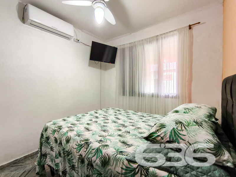 Residência térrea com ampla garagem, a poucos metros da lagoa em Balneário Barra do Sul/SC!

Apresentamos esta excelente oportunidade para quem busca tranquilidade, espaço e localização privilegiada no bairro Pinheiros, uma das regiões mais procuradas de Balneário Barra do Sul. Esta charmosa residência térrea, construída em um terreno de 336m², está situada a apenas alguns passos da belíssima lagoa, proporcionando um ambiente perfeito para viver bem e com qualidade de vida.

O imóvel possui 149,50m² de área, cuidadosamente distribuídos em 3 dormitórios, 2 banheiros, sala de estar espaçosa e cozinha funcional, além de uma área externa muito bem cuidada, com jardim e varanda com redes para aproveitar os dias de descanso ao som da natureza.

Outro grande diferencial desta residência é sua ampla garagem coberta para até 3 veículos, além de espaço descoberto adicional. É ideal para famílias maiores ou para quem gosta de receber amigos com conforto e segurança. A propriedade está totalmente murada, garantindo privacidade e tranquilidade.

A área externa também conta com churrasqueira e muito espaço livre, o que favorece momentos de lazer e convivência. 

Com conexão de internet via fibra óptica e possibilidade de animais de estimação, esta casa reúne tudo o que você precisa para morar ou investir com segurança.

Seja para residência fixa ou para uma casa de veraneio próxima à lagoa, esta é uma oportunidade única!

Agende agora mesmo sua visita com um de nossos corretores 636 Negócios Imobiliários – há mais de 30 anos construindo confiança no mercado!

* 3 Dormitórios
* 2 Banheiros
* Garagem coberta para até 3 carros
* Varanda com redes
* Churrasqueira
* Jardim
* Conexão de fibra
 
636 NEGÓCIOS IMOBILIÁRIOS: A SUA MELHOR ESCOLHA
Com mais de 30 anos de experiência, a 636 Negócios Imobiliários é sua parceira ideal para encontrar o imóvel perfeito. Estamos prontos para ajudá-lo a fazer deste imóvel o seu novo lar.
 
Telefone: (47) 3451-0636
WhatsApp: (47) 99190-0636
 
Não perca esta oportunidade única. Visite nosso site para mais informações: i636.com.br
