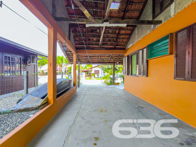 Residência térrea com ampla garagem, a poucos metros da lagoa em Balneário Barra do Sul/SC!

Apresentamos esta excelente oportunidade para quem busca tranquilidade, espaço e localização privilegiada no bairro Pinheiros, uma das regiões mais procuradas de Balneário Barra do Sul. Esta charmosa residência térrea, construída em um terreno de 336m², está situada a apenas alguns passos da belíssima lagoa, proporcionando um ambiente perfeito para viver bem e com qualidade de vida.

O imóvel possui 149,50m² de área, cuidadosamente distribuídos em 3 dormitórios, 2 banheiros, sala de estar espaçosa e cozinha funcional, além de uma área externa muito bem cuidada, com jardim e varanda com redes para aproveitar os dias de descanso ao som da natureza.

Outro grande diferencial desta residência é sua ampla garagem coberta para até 3 veículos, além de espaço descoberto adicional. É ideal para famílias maiores ou para quem gosta de receber amigos com conforto e segurança. A propriedade está totalmente murada, garantindo privacidade e tranquilidade.

A área externa também conta com churrasqueira e muito espaço livre, o que favorece momentos de lazer e convivência. 

Com conexão de internet via fibra óptica e possibilidade de animais de estimação, esta casa reúne tudo o que você precisa para morar ou investir com segurança.

Seja para residência fixa ou para uma casa de veraneio próxima à lagoa, esta é uma oportunidade única!

Agende agora mesmo sua visita com um de nossos corretores 636 Negócios Imobiliários – há mais de 30 anos construindo confiança no mercado!

* 3 Dormitórios
* 2 Banheiros
* Garagem coberta para até 3 carros
* Varanda com redes
* Churrasqueira
* Jardim
* Conexão de fibra
 
636 NEGÓCIOS IMOBILIÁRIOS: A SUA MELHOR ESCOLHA
Com mais de 30 anos de experiência, a 636 Negócios Imobiliários é sua parceira ideal para encontrar o imóvel perfeito. Estamos prontos para ajudá-lo a fazer deste imóvel o seu novo lar.
 
Telefone: (47) 3451-0636
WhatsApp: (47) 99190-0636
 
Não perca esta oportunidade única. Visite nosso site para mais informações: i636.com.br