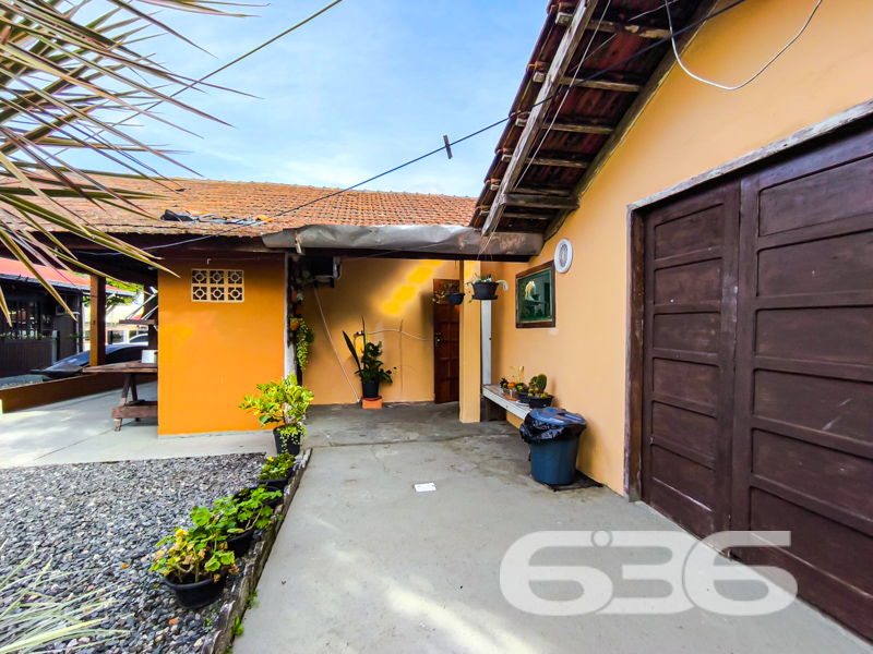 Residência térrea com ampla garagem, a poucos metros da lagoa em Balneário Barra do Sul/SC!

Apresentamos esta excelente oportunidade para quem busca tranquilidade, espaço e localização privilegiada no bairro Pinheiros, uma das regiões mais procuradas de Balneário Barra do Sul. Esta charmosa residência térrea, construída em um terreno de 336m², está situada a apenas alguns passos da belíssima lagoa, proporcionando um ambiente perfeito para viver bem e com qualidade de vida.

O imóvel possui 149,50m² de área, cuidadosamente distribuídos em 3 dormitórios, 2 banheiros, sala de estar espaçosa e cozinha funcional, além de uma área externa muito bem cuidada, com jardim e varanda com redes para aproveitar os dias de descanso ao som da natureza.

Outro grande diferencial desta residência é sua ampla garagem coberta para até 3 veículos, além de espaço descoberto adicional. É ideal para famílias maiores ou para quem gosta de receber amigos com conforto e segurança. A propriedade está totalmente murada, garantindo privacidade e tranquilidade.

A área externa também conta com churrasqueira e muito espaço livre, o que favorece momentos de lazer e convivência. 

Com conexão de internet via fibra óptica e possibilidade de animais de estimação, esta casa reúne tudo o que você precisa para morar ou investir com segurança.

Seja para residência fixa ou para uma casa de veraneio próxima à lagoa, esta é uma oportunidade única!

Agende agora mesmo sua visita com um de nossos corretores 636 Negócios Imobiliários – há mais de 30 anos construindo confiança no mercado!

* 3 Dormitórios
* 2 Banheiros
* Garagem coberta para até 3 carros
* Varanda com redes
* Churrasqueira
* Jardim
* Conexão de fibra
 
636 NEGÓCIOS IMOBILIÁRIOS: A SUA MELHOR ESCOLHA
Com mais de 30 anos de experiência, a 636 Negócios Imobiliários é sua parceira ideal para encontrar o imóvel perfeito. Estamos prontos para ajudá-lo a fazer deste imóvel o seu novo lar.
 
Telefone: (47) 3451-0636
WhatsApp: (47) 99190-0636
 
Não perca esta oportunidade única. Visite nosso site para mais informações: i636.com.br