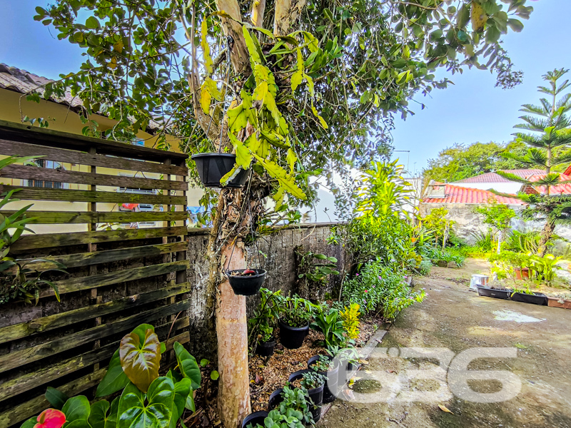Residência térrea com ampla garagem, a poucos metros da lagoa em Balneário Barra do Sul/SC!

Apresentamos esta excelente oportunidade para quem busca tranquilidade, espaço e localização privilegiada no bairro Pinheiros, uma das regiões mais procuradas de Balneário Barra do Sul. Esta charmosa residência térrea, construída em um terreno de 336m², está situada a apenas alguns passos da belíssima lagoa, proporcionando um ambiente perfeito para viver bem e com qualidade de vida.

O imóvel possui 149,50m² de área, cuidadosamente distribuídos em 3 dormitórios, 2 banheiros, sala de estar espaçosa e cozinha funcional, além de uma área externa muito bem cuidada, com jardim e varanda com redes para aproveitar os dias de descanso ao som da natureza.

Outro grande diferencial desta residência é sua ampla garagem coberta para até 3 veículos, além de espaço descoberto adicional. É ideal para famílias maiores ou para quem gosta de receber amigos com conforto e segurança. A propriedade está totalmente murada, garantindo privacidade e tranquilidade.

A área externa também conta com churrasqueira e muito espaço livre, o que favorece momentos de lazer e convivência. 

Com conexão de internet via fibra óptica e possibilidade de animais de estimação, esta casa reúne tudo o que você precisa para morar ou investir com segurança.

Seja para residência fixa ou para uma casa de veraneio próxima à lagoa, esta é uma oportunidade única!

Agende agora mesmo sua visita com um de nossos corretores 636 Negócios Imobiliários – há mais de 30 anos construindo confiança no mercado!

* 3 Dormitórios
* 2 Banheiros
* Garagem coberta para até 3 carros
* Varanda com redes
* Churrasqueira
* Jardim
* Conexão de fibra
 
636 NEGÓCIOS IMOBILIÁRIOS: A SUA MELHOR ESCOLHA
Com mais de 30 anos de experiência, a 636 Negócios Imobiliários é sua parceira ideal para encontrar o imóvel perfeito. Estamos prontos para ajudá-lo a fazer deste imóvel o seu novo lar.
 
Telefone: (47) 3451-0636
WhatsApp: (47) 99190-0636
 
Não perca esta oportunidade única. Visite nosso site para mais informações: i636.com.br