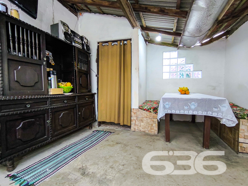 Residência térrea com ampla garagem, a poucos metros da lagoa em Balneário Barra do Sul/SC!

Apresentamos esta excelente oportunidade para quem busca tranquilidade, espaço e localização privilegiada no bairro Pinheiros, uma das regiões mais procuradas de Balneário Barra do Sul. Esta charmosa residência térrea, construída em um terreno de 336m², está situada a apenas alguns passos da belíssima lagoa, proporcionando um ambiente perfeito para viver bem e com qualidade de vida.

O imóvel possui 149,50m² de área, cuidadosamente distribuídos em 3 dormitórios, 2 banheiros, sala de estar espaçosa e cozinha funcional, além de uma área externa muito bem cuidada, com jardim e varanda com redes para aproveitar os dias de descanso ao som da natureza.

Outro grande diferencial desta residência é sua ampla garagem coberta para até 3 veículos, além de espaço descoberto adicional. É ideal para famílias maiores ou para quem gosta de receber amigos com conforto e segurança. A propriedade está totalmente murada, garantindo privacidade e tranquilidade.

A área externa também conta com churrasqueira e muito espaço livre, o que favorece momentos de lazer e convivência. 

Com conexão de internet via fibra óptica e possibilidade de animais de estimação, esta casa reúne tudo o que você precisa para morar ou investir com segurança.

Seja para residência fixa ou para uma casa de veraneio próxima à lagoa, esta é uma oportunidade única!

Agende agora mesmo sua visita com um de nossos corretores 636 Negócios Imobiliários – há mais de 30 anos construindo confiança no mercado!

* 3 Dormitórios
* 2 Banheiros
* Garagem coberta para até 3 carros
* Varanda com redes
* Churrasqueira
* Jardim
* Conexão de fibra
 
636 NEGÓCIOS IMOBILIÁRIOS: A SUA MELHOR ESCOLHA
Com mais de 30 anos de experiência, a 636 Negócios Imobiliários é sua parceira ideal para encontrar o imóvel perfeito. Estamos prontos para ajudá-lo a fazer deste imóvel o seu novo lar.
 
Telefone: (47) 3451-0636
WhatsApp: (47) 99190-0636
 
Não perca esta oportunidade única. Visite nosso site para mais informações: i636.com.br