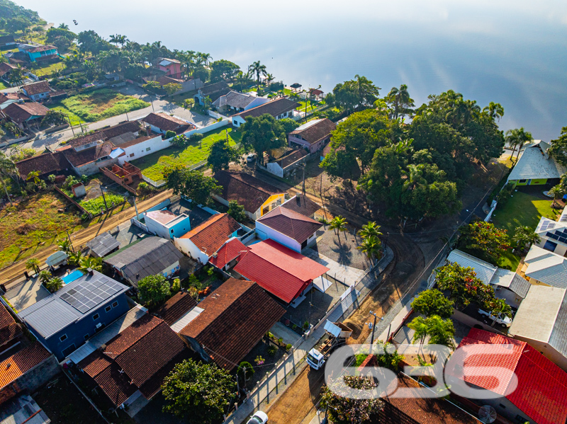 Residência térrea com ampla garagem, a poucos metros da lagoa em Balneário Barra do Sul/SC!

Apresentamos esta excelente oportunidade para quem busca tranquilidade, espaço e localização privilegiada no bairro Pinheiros, uma das regiões mais procuradas de Balneário Barra do Sul. Esta charmosa residência térrea, construída em um terreno de 336m², está situada a apenas alguns passos da belíssima lagoa, proporcionando um ambiente perfeito para viver bem e com qualidade de vida.

O imóvel possui 149,50m² de área, cuidadosamente distribuídos em 3 dormitórios, 2 banheiros, sala de estar espaçosa e cozinha funcional, além de uma área externa muito bem cuidada, com jardim e varanda com redes para aproveitar os dias de descanso ao som da natureza.

Outro grande diferencial desta residência é sua ampla garagem coberta para até 3 veículos, além de espaço descoberto adicional. É ideal para famílias maiores ou para quem gosta de receber amigos com conforto e segurança. A propriedade está totalmente murada, garantindo privacidade e tranquilidade.

A área externa também conta com churrasqueira e muito espaço livre, o que favorece momentos de lazer e convivência. 

Com conexão de internet via fibra óptica e possibilidade de animais de estimação, esta casa reúne tudo o que você precisa para morar ou investir com segurança.

Seja para residência fixa ou para uma casa de veraneio próxima à lagoa, esta é uma oportunidade única!

Agende agora mesmo sua visita com um de nossos corretores 636 Negócios Imobiliários – há mais de 30 anos construindo confiança no mercado!

* 3 Dormitórios
* 2 Banheiros
* Garagem coberta para até 3 carros
* Varanda com redes
* Churrasqueira
* Jardim
* Conexão de fibra
 
636 NEGÓCIOS IMOBILIÁRIOS: A SUA MELHOR ESCOLHA
Com mais de 30 anos de experiência, a 636 Negócios Imobiliários é sua parceira ideal para encontrar o imóvel perfeito. Estamos prontos para ajudá-lo a fazer deste imóvel o seu novo lar.
 
Telefone: (47) 3451-0636
WhatsApp: (47) 99190-0636
 
Não perca esta oportunidade única. Visite nosso site para mais informações: i636.com.br