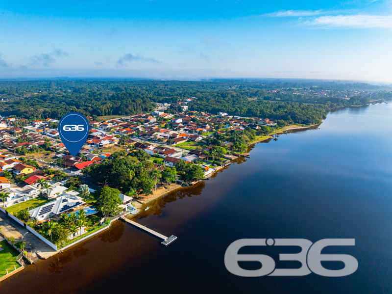Residência térrea com ampla garagem, a poucos metros da lagoa em Balneário Barra do Sul/SC!

Apresentamos esta excelente oportunidade para quem busca tranquilidade, espaço e localização privilegiada no bairro Pinheiros, uma das regiões mais procuradas de Balneário Barra do Sul. Esta charmosa residência térrea, construída em um terreno de 336m², está situada a apenas alguns passos da belíssima lagoa, proporcionando um ambiente perfeito para viver bem e com qualidade de vida.

O imóvel possui 149,50m² de área, cuidadosamente distribuídos em 3 dormitórios, 2 banheiros, sala de estar espaçosa e cozinha funcional, além de uma área externa muito bem cuidada, com jardim e varanda com redes para aproveitar os dias de descanso ao som da natureza.

Outro grande diferencial desta residência é sua ampla garagem coberta para até 3 veículos, além de espaço descoberto adicional. É ideal para famílias maiores ou para quem gosta de receber amigos com conforto e segurança. A propriedade está totalmente murada, garantindo privacidade e tranquilidade.

A área externa também conta com churrasqueira e muito espaço livre, o que favorece momentos de lazer e convivência. 

Com conexão de internet via fibra óptica e possibilidade de animais de estimação, esta casa reúne tudo o que você precisa para morar ou investir com segurança.

Seja para residência fixa ou para uma casa de veraneio próxima à lagoa, esta é uma oportunidade única!

Agende agora mesmo sua visita com um de nossos corretores 636 Negócios Imobiliários – há mais de 30 anos construindo confiança no mercado!

* 3 Dormitórios
* 2 Banheiros
* Garagem coberta para até 3 carros
* Varanda com redes
* Churrasqueira
* Jardim
* Conexão de fibra
 
636 NEGÓCIOS IMOBILIÁRIOS: A SUA MELHOR ESCOLHA
Com mais de 30 anos de experiência, a 636 Negócios Imobiliários é sua parceira ideal para encontrar o imóvel perfeito. Estamos prontos para ajudá-lo a fazer deste imóvel o seu novo lar.
 
Telefone: (47) 3451-0636
WhatsApp: (47) 99190-0636
 
Não perca esta oportunidade única. Visite nosso site para mais informações: i636.com.br