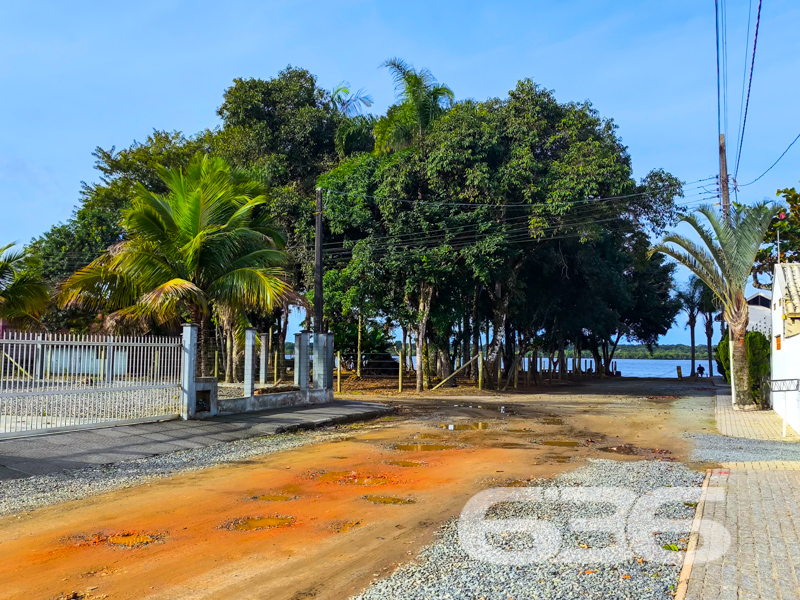 Residência térrea com ampla garagem, a poucos metros da lagoa em Balneário Barra do Sul/SC!

Apresentamos esta excelente oportunidade para quem busca tranquilidade, espaço e localização privilegiada no bairro Pinheiros, uma das regiões mais procuradas de Balneário Barra do Sul. Esta charmosa residência térrea, construída em um terreno de 336m², está situada a apenas alguns passos da belíssima lagoa, proporcionando um ambiente perfeito para viver bem e com qualidade de vida.

O imóvel possui 149,50m² de área, cuidadosamente distribuídos em 3 dormitórios, 2 banheiros, sala de estar espaçosa e cozinha funcional, além de uma área externa muito bem cuidada, com jardim e varanda com redes para aproveitar os dias de descanso ao som da natureza.

Outro grande diferencial desta residência é sua ampla garagem coberta para até 3 veículos, além de espaço descoberto adicional. É ideal para famílias maiores ou para quem gosta de receber amigos com conforto e segurança. A propriedade está totalmente murada, garantindo privacidade e tranquilidade.

A área externa também conta com churrasqueira e muito espaço livre, o que favorece momentos de lazer e convivência. 

Com conexão de internet via fibra óptica e possibilidade de animais de estimação, esta casa reúne tudo o que você precisa para morar ou investir com segurança.

Seja para residência fixa ou para uma casa de veraneio próxima à lagoa, esta é uma oportunidade única!

Agende agora mesmo sua visita com um de nossos corretores 636 Negócios Imobiliários – há mais de 30 anos construindo confiança no mercado!

* 3 Dormitórios
* 2 Banheiros
* Garagem coberta para até 3 carros
* Varanda com redes
* Churrasqueira
* Jardim
* Conexão de fibra
 
636 NEGÓCIOS IMOBILIÁRIOS: A SUA MELHOR ESCOLHA
Com mais de 30 anos de experiência, a 636 Negócios Imobiliários é sua parceira ideal para encontrar o imóvel perfeito. Estamos prontos para ajudá-lo a fazer deste imóvel o seu novo lar.
 
Telefone: (47) 3451-0636
WhatsApp: (47) 99190-0636
 
Não perca esta oportunidade única. Visite nosso site para mais informações: i636.com.br