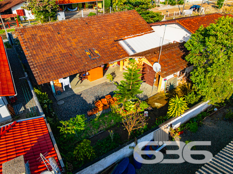Residência térrea com ampla garagem, a poucos metros da lagoa em Balneário Barra do Sul/SC!

Apresentamos esta excelente oportunidade para quem busca tranquilidade, espaço e localização privilegiada no bairro Pinheiros, uma das regiões mais procuradas de Balneário Barra do Sul. Esta charmosa residência térrea, construída em um terreno de 336m², está situada a apenas alguns passos da belíssima lagoa, proporcionando um ambiente perfeito para viver bem e com qualidade de vida.

O imóvel possui 149,50m² de área, cuidadosamente distribuídos em 3 dormitórios, 2 banheiros, sala de estar espaçosa e cozinha funcional, além de uma área externa muito bem cuidada, com jardim e varanda com redes para aproveitar os dias de descanso ao som da natureza.

Outro grande diferencial desta residência é sua ampla garagem coberta para até 3 veículos, além de espaço descoberto adicional. É ideal para famílias maiores ou para quem gosta de receber amigos com conforto e segurança. A propriedade está totalmente murada, garantindo privacidade e tranquilidade.

A área externa também conta com churrasqueira e muito espaço livre, o que favorece momentos de lazer e convivência. 

Com conexão de internet via fibra óptica e possibilidade de animais de estimação, esta casa reúne tudo o que você precisa para morar ou investir com segurança.

Seja para residência fixa ou para uma casa de veraneio próxima à lagoa, esta é uma oportunidade única!

Agende agora mesmo sua visita com um de nossos corretores 636 Negócios Imobiliários – há mais de 30 anos construindo confiança no mercado!

* 3 Dormitórios
* 2 Banheiros
* Garagem coberta para até 3 carros
* Varanda com redes
* Churrasqueira
* Jardim
* Conexão de fibra
 
636 NEGÓCIOS IMOBILIÁRIOS: A SUA MELHOR ESCOLHA
Com mais de 30 anos de experiência, a 636 Negócios Imobiliários é sua parceira ideal para encontrar o imóvel perfeito. Estamos prontos para ajudá-lo a fazer deste imóvel o seu novo lar.
 
Telefone: (47) 3451-0636
WhatsApp: (47) 99190-0636
 
Não perca esta oportunidade única. Visite nosso site para mais informações: i636.com.br