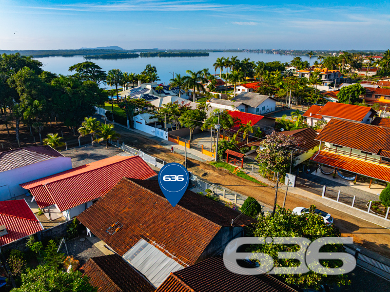 Residência térrea com ampla garagem, a poucos metros da lagoa em Balneário Barra do Sul/SC!

Apresentamos esta excelente oportunidade para quem busca tranquilidade, espaço e localização privilegiada no bairro Pinheiros, uma das regiões mais procuradas de Balneário Barra do Sul. Esta charmosa residência térrea, construída em um terreno de 336m², está situada a apenas alguns passos da belíssima lagoa, proporcionando um ambiente perfeito para viver bem e com qualidade de vida.

O imóvel possui 149,50m² de área, cuidadosamente distribuídos em 3 dormitórios, 2 banheiros, sala de estar espaçosa e cozinha funcional, além de uma área externa muito bem cuidada, com jardim e varanda com redes para aproveitar os dias de descanso ao som da natureza.

Outro grande diferencial desta residência é sua ampla garagem coberta para até 3 veículos, além de espaço descoberto adicional. É ideal para famílias maiores ou para quem gosta de receber amigos com conforto e segurança. A propriedade está totalmente murada, garantindo privacidade e tranquilidade.

A área externa também conta com churrasqueira e muito espaço livre, o que favorece momentos de lazer e convivência. 

Com conexão de internet via fibra óptica e possibilidade de animais de estimação, esta casa reúne tudo o que você precisa para morar ou investir com segurança.

Seja para residência fixa ou para uma casa de veraneio próxima à lagoa, esta é uma oportunidade única!

Agende agora mesmo sua visita com um de nossos corretores 636 Negócios Imobiliários – há mais de 30 anos construindo confiança no mercado!

* 3 Dormitórios
* 2 Banheiros
* Garagem coberta para até 3 carros
* Varanda com redes
* Churrasqueira
* Jardim
* Conexão de fibra
 
636 NEGÓCIOS IMOBILIÁRIOS: A SUA MELHOR ESCOLHA
Com mais de 30 anos de experiência, a 636 Negócios Imobiliários é sua parceira ideal para encontrar o imóvel perfeito. Estamos prontos para ajudá-lo a fazer deste imóvel o seu novo lar.
 
Telefone: (47) 3451-0636
WhatsApp: (47) 99190-0636
 
Não perca esta oportunidade única. Visite nosso site para mais informações: i636.com.br