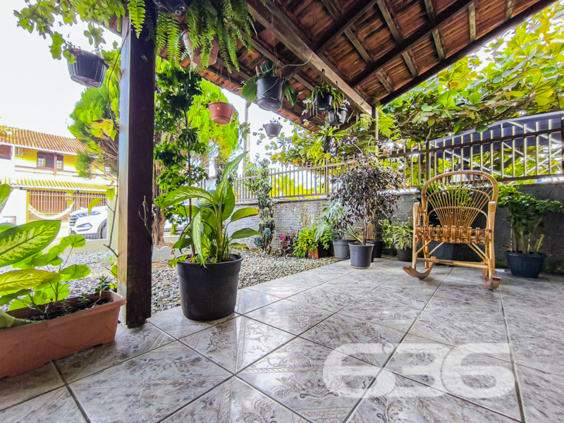Residência térrea com ampla garagem, a poucos metros da lagoa em Balneário Barra do Sul/SC!

Apresentamos esta excelente oportunidade para quem busca tranquilidade, espaço e localização privilegiada no bairro Pinheiros, uma das regiões mais procuradas de Balneário Barra do Sul. Esta charmosa residência térrea, construída em um terreno de 336m², está situada a apenas alguns passos da belíssima lagoa, proporcionando um ambiente perfeito para viver bem e com qualidade de vida.

O imóvel possui 149,50m² de área, cuidadosamente distribuídos em 3 dormitórios, 2 banheiros, sala de estar espaçosa e cozinha funcional, além de uma área externa muito bem cuidada, com jardim e varanda com redes para aproveitar os dias de descanso ao som da natureza.

Outro grande diferencial desta residência é sua ampla garagem coberta para até 3 veículos, além de espaço descoberto adicional. É ideal para famílias maiores ou para quem gosta de receber amigos com conforto e segurança. A propriedade está totalmente murada, garantindo privacidade e tranquilidade.

A área externa também conta com churrasqueira e muito espaço livre, o que favorece momentos de lazer e convivência. 

Com conexão de internet via fibra óptica e possibilidade de animais de estimação, esta casa reúne tudo o que você precisa para morar ou investir com segurança.

Seja para residência fixa ou para uma casa de veraneio próxima à lagoa, esta é uma oportunidade única!

Agende agora mesmo sua visita com um de nossos corretores 636 Negócios Imobiliários – há mais de 30 anos construindo confiança no mercado!

* 3 Dormitórios
* 2 Banheiros
* Garagem coberta para até 3 carros
* Varanda com redes
* Churrasqueira
* Jardim
* Conexão de fibra
 
636 NEGÓCIOS IMOBILIÁRIOS: A SUA MELHOR ESCOLHA
Com mais de 30 anos de experiência, a 636 Negócios Imobiliários é sua parceira ideal para encontrar o imóvel perfeito. Estamos prontos para ajudá-lo a fazer deste imóvel o seu novo lar.
 
Telefone: (47) 3451-0636
WhatsApp: (47) 99190-0636
 
Não perca esta oportunidade única. Visite nosso site para mais informações: i636.com.br