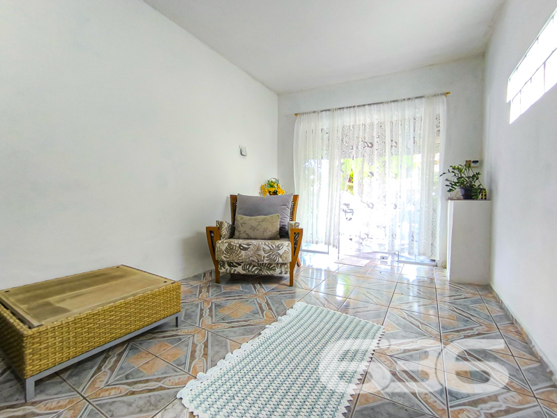 Residência térrea com ampla garagem, a poucos metros da lagoa em Balneário Barra do Sul/SC!

Apresentamos esta excelente oportunidade para quem busca tranquilidade, espaço e localização privilegiada no bairro Pinheiros, uma das regiões mais procuradas de Balneário Barra do Sul. Esta charmosa residência térrea, construída em um terreno de 336m², está situada a apenas alguns passos da belíssima lagoa, proporcionando um ambiente perfeito para viver bem e com qualidade de vida.

O imóvel possui 149,50m² de área, cuidadosamente distribuídos em 3 dormitórios, 2 banheiros, sala de estar espaçosa e cozinha funcional, além de uma área externa muito bem cuidada, com jardim e varanda com redes para aproveitar os dias de descanso ao som da natureza.

Outro grande diferencial desta residência é sua ampla garagem coberta para até 3 veículos, além de espaço descoberto adicional. É ideal para famílias maiores ou para quem gosta de receber amigos com conforto e segurança. A propriedade está totalmente murada, garantindo privacidade e tranquilidade.

A área externa também conta com churrasqueira e muito espaço livre, o que favorece momentos de lazer e convivência. 

Com conexão de internet via fibra óptica e possibilidade de animais de estimação, esta casa reúne tudo o que você precisa para morar ou investir com segurança.

Seja para residência fixa ou para uma casa de veraneio próxima à lagoa, esta é uma oportunidade única!

Agende agora mesmo sua visita com um de nossos corretores 636 Negócios Imobiliários – há mais de 30 anos construindo confiança no mercado!

* 3 Dormitórios
* 2 Banheiros
* Garagem coberta para até 3 carros
* Varanda com redes
* Churrasqueira
* Jardim
* Conexão de fibra
 
636 NEGÓCIOS IMOBILIÁRIOS: A SUA MELHOR ESCOLHA
Com mais de 30 anos de experiência, a 636 Negócios Imobiliários é sua parceira ideal para encontrar o imóvel perfeito. Estamos prontos para ajudá-lo a fazer deste imóvel o seu novo lar.
 
Telefone: (47) 3451-0636
WhatsApp: (47) 99190-0636
 
Não perca esta oportunidade única. Visite nosso site para mais informações: i636.com.br