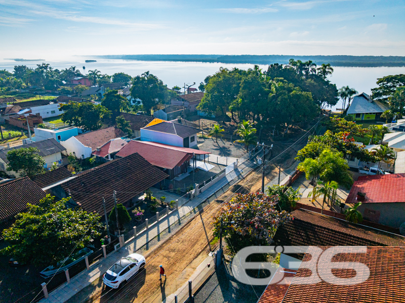 Residência térrea com ampla garagem, a poucos metros da lagoa em Balneário Barra do Sul/SC!

Apresentamos esta excelente oportunidade para quem busca tranquilidade, espaço e localização privilegiada no bairro Pinheiros, uma das regiões mais procuradas de Balneário Barra do Sul. Esta charmosa residência térrea, construída em um terreno de 336m², está situada a apenas alguns passos da belíssima lagoa, proporcionando um ambiente perfeito para viver bem e com qualidade de vida.

O imóvel possui 149,50m² de área, cuidadosamente distribuídos em 3 dormitórios, 2 banheiros, sala de estar espaçosa e cozinha funcional, além de uma área externa muito bem cuidada, com jardim e varanda com redes para aproveitar os dias de descanso ao som da natureza.

Outro grande diferencial desta residência é sua ampla garagem coberta para até 3 veículos, além de espaço descoberto adicional. É ideal para famílias maiores ou para quem gosta de receber amigos com conforto e segurança. A propriedade está totalmente murada, garantindo privacidade e tranquilidade.

A área externa também conta com churrasqueira e muito espaço livre, o que favorece momentos de lazer e convivência. 

Com conexão de internet via fibra óptica e possibilidade de animais de estimação, esta casa reúne tudo o que você precisa para morar ou investir com segurança.

Seja para residência fixa ou para uma casa de veraneio próxima à lagoa, esta é uma oportunidade única!

Agende agora mesmo sua visita com um de nossos corretores 636 Negócios Imobiliários – há mais de 30 anos construindo confiança no mercado!

* 3 Dormitórios
* 2 Banheiros
* Garagem coberta para até 3 carros
* Varanda com redes
* Churrasqueira
* Jardim
* Conexão de fibra
 
636 NEGÓCIOS IMOBILIÁRIOS: A SUA MELHOR ESCOLHA
Com mais de 30 anos de experiência, a 636 Negócios Imobiliários é sua parceira ideal para encontrar o imóvel perfeito. Estamos prontos para ajudá-lo a fazer deste imóvel o seu novo lar.
 
Telefone: (47) 3451-0636
WhatsApp: (47) 99190-0636
 
Não perca esta oportunidade única. Visite nosso site para mais informações: i636.com.br