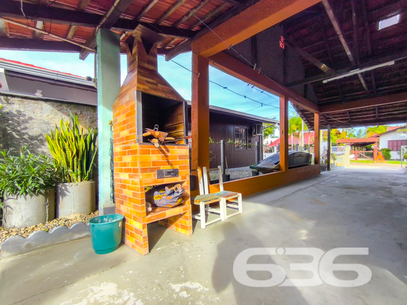 Residência térrea com ampla garagem, a poucos metros da lagoa em Balneário Barra do Sul/SC!

Apresentamos esta excelente oportunidade para quem busca tranquilidade, espaço e localização privilegiada no bairro Pinheiros, uma das regiões mais procuradas de Balneário Barra do Sul. Esta charmosa residência térrea, construída em um terreno de 336m², está situada a apenas alguns passos da belíssima lagoa, proporcionando um ambiente perfeito para viver bem e com qualidade de vida.

O imóvel possui 149,50m² de área, cuidadosamente distribuídos em 3 dormitórios, 2 banheiros, sala de estar espaçosa e cozinha funcional, além de uma área externa muito bem cuidada, com jardim e varanda com redes para aproveitar os dias de descanso ao som da natureza.

Outro grande diferencial desta residência é sua ampla garagem coberta para até 3 veículos, além de espaço descoberto adicional. É ideal para famílias maiores ou para quem gosta de receber amigos com conforto e segurança. A propriedade está totalmente murada, garantindo privacidade e tranquilidade.

A área externa também conta com churrasqueira e muito espaço livre, o que favorece momentos de lazer e convivência. 

Com conexão de internet via fibra óptica e possibilidade de animais de estimação, esta casa reúne tudo o que você precisa para morar ou investir com segurança.

Seja para residência fixa ou para uma casa de veraneio próxima à lagoa, esta é uma oportunidade única!

Agende agora mesmo sua visita com um de nossos corretores 636 Negócios Imobiliários – há mais de 30 anos construindo confiança no mercado!

* 3 Dormitórios
* 2 Banheiros
* Garagem coberta para até 3 carros
* Varanda com redes
* Churrasqueira
* Jardim
* Conexão de fibra
 
636 NEGÓCIOS IMOBILIÁRIOS: A SUA MELHOR ESCOLHA
Com mais de 30 anos de experiência, a 636 Negócios Imobiliários é sua parceira ideal para encontrar o imóvel perfeito. Estamos prontos para ajudá-lo a fazer deste imóvel o seu novo lar.
 
Telefone: (47) 3451-0636
WhatsApp: (47) 99190-0636
 
Não perca esta oportunidade única. Visite nosso site para mais informações: i636.com.br