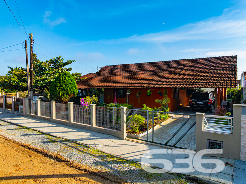 Residência térrea com ampla garagem, a poucos metros da lagoa em Balneário Barra do Sul/SC!

Apresentamos esta excelente oportunidade para quem busca tranquilidade, espaço e localização privilegiada no bairro Pinheiros, uma das regiões mais procuradas de Balneário Barra do Sul. Esta charmosa residência térrea, construída em um terreno de 336m², está situada a apenas alguns passos da belíssima lagoa, proporcionando um ambiente perfeito para viver bem e com qualidade de vida.

O imóvel possui 149,50m² de área, cuidadosamente distribuídos em 3 dormitórios, 2 banheiros, sala de estar espaçosa e cozinha funcional, além de uma área externa muito bem cuidada, com jardim e varanda com redes para aproveitar os dias de descanso ao som da natureza.

Outro grande diferencial desta residência é sua ampla garagem coberta para até 3 veículos, além de espaço descoberto adicional. É ideal para famílias maiores ou para quem gosta de receber amigos com conforto e segurança. A propriedade está totalmente murada, garantindo privacidade e tranquilidade.

A área externa também conta com churrasqueira e muito espaço livre, o que favorece momentos de lazer e convivência. 

Com conexão de internet via fibra óptica e possibilidade de animais de estimação, esta casa reúne tudo o que você precisa para morar ou investir com segurança.

Seja para residência fixa ou para uma casa de veraneio próxima à lagoa, esta é uma oportunidade única!

Agende agora mesmo sua visita com um de nossos corretores 636 Negócios Imobiliários – há mais de 30 anos construindo confiança no mercado!

* 3 Dormitórios
* 2 Banheiros
* Garagem coberta para até 3 carros
* Varanda com redes
* Churrasqueira
* Jardim
* Conexão de fibra
 
636 NEGÓCIOS IMOBILIÁRIOS: A SUA MELHOR ESCOLHA
Com mais de 30 anos de experiência, a 636 Negócios Imobiliários é sua parceira ideal para encontrar o imóvel perfeito. Estamos prontos para ajudá-lo a fazer deste imóvel o seu novo lar.
 
Telefone: (47) 3451-0636
WhatsApp: (47) 99190-0636
 
Não perca esta oportunidade única. Visite nosso site para mais informações: i636.com.br
