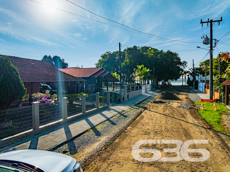 Residência térrea com ampla garagem, a poucos metros da lagoa em Balneário Barra do Sul/SC!

Apresentamos esta excelente oportunidade para quem busca tranquilidade, espaço e localização privilegiada no bairro Pinheiros, uma das regiões mais procuradas de Balneário Barra do Sul. Esta charmosa residência térrea, construída em um terreno de 336m², está situada a apenas alguns passos da belíssima lagoa, proporcionando um ambiente perfeito para viver bem e com qualidade de vida.

O imóvel possui 149,50m² de área, cuidadosamente distribuídos em 3 dormitórios, 2 banheiros, sala de estar espaçosa e cozinha funcional, além de uma área externa muito bem cuidada, com jardim e varanda com redes para aproveitar os dias de descanso ao som da natureza.

Outro grande diferencial desta residência é sua ampla garagem coberta para até 3 veículos, além de espaço descoberto adicional. É ideal para famílias maiores ou para quem gosta de receber amigos com conforto e segurança. A propriedade está totalmente murada, garantindo privacidade e tranquilidade.

A área externa também conta com churrasqueira e muito espaço livre, o que favorece momentos de lazer e convivência. 

Com conexão de internet via fibra óptica e possibilidade de animais de estimação, esta casa reúne tudo o que você precisa para morar ou investir com segurança.

Seja para residência fixa ou para uma casa de veraneio próxima à lagoa, esta é uma oportunidade única!

Agende agora mesmo sua visita com um de nossos corretores 636 Negócios Imobiliários – há mais de 30 anos construindo confiança no mercado!

* 3 Dormitórios
* 2 Banheiros
* Garagem coberta para até 3 carros
* Varanda com redes
* Churrasqueira
* Jardim
* Conexão de fibra
 
636 NEGÓCIOS IMOBILIÁRIOS: A SUA MELHOR ESCOLHA
Com mais de 30 anos de experiência, a 636 Negócios Imobiliários é sua parceira ideal para encontrar o imóvel perfeito. Estamos prontos para ajudá-lo a fazer deste imóvel o seu novo lar.
 
Telefone: (47) 3451-0636
WhatsApp: (47) 99190-0636
 
Não perca esta oportunidade única. Visite nosso site para mais informações: i636.com.br