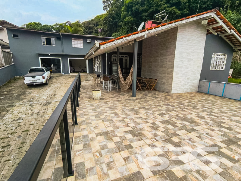 Sobrado à venda no Itaum, Joinville | 6 quartos | 