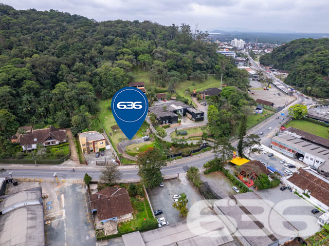 VENDE-SE TERRENO IDEAL PARA EDIFÍCIO COMERCIAL NO BAIRRO BOA VISTA!

Descubra uma oportunidade única de investimento em um terreno com 1.038m² de área total, localizado no bairro Boa Vista, Joinville. Este terreno em posição elevada é perfeito para a construção de um edifício comercial de até 15 metros e 5 pavimentos, graças ao seu zoneamento SE 02 AUAP.

POTENCIAL DO IMÓVEL:
Este terreno é uma tela em branco para o seu projeto comercial. Com sua localização estratégica e zoneamento favorável, você tem a liberdade de criar um espaço que atenda às suas necessidades e às do mercado. Imagine um edifício comercial moderno, com múltiplos pavimentos, oferecendo uma variedade de serviços e comodidades.

LOCALIZAÇÃO ESTRATÉGICA:
O terreno está situado no bairro Boa Vista, uma localização privilegiada devido à sua proximidade com o centro da cidade. Este é o local ideal para quem busca visibilidade e fácil acesso, tornando-o uma excelente opção para um edifício comercial.

ESCOLHA A 636 NEGÓCIOS IMOBILIÁRIOS:
Com mais de 30 anos de experiência no mercado imobiliário, a 636 Negócios Imobiliários é sua parceira confiável para investimentos de alto retorno. Entre em contato conosco para mais informações e descubra o valor de trabalhar com os melhores.
Telefone: (47) 3451-0636
WhatsApp: (47) 99190-0636