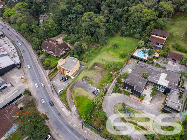VENDE-SE TERRENO IDEAL PARA EDIFÍCIO COMERCIAL NO BAIRRO BOA VISTA!

Descubra uma oportunidade única de investimento em um terreno com 1.038m² de área total, localizado no bairro Boa Vista, Joinville. Este terreno em posição elevada é perfeito para a construção de um edifício comercial de até 15 metros e 5 pavimentos, graças ao seu zoneamento SE 02 AUAP.

POTENCIAL DO IMÓVEL:
Este terreno é uma tela em branco para o seu projeto comercial. Com sua localização estratégica e zoneamento favorável, você tem a liberdade de criar um espaço que atenda às suas necessidades e às do mercado. Imagine um edifício comercial moderno, com múltiplos pavimentos, oferecendo uma variedade de serviços e comodidades.

LOCALIZAÇÃO ESTRATÉGICA:
O terreno está situado no bairro Boa Vista, uma localização privilegiada devido à sua proximidade com o centro da cidade. Este é o local ideal para quem busca visibilidade e fácil acesso, tornando-o uma excelente opção para um edifício comercial.

ESCOLHA A 636 NEGÓCIOS IMOBILIÁRIOS:
Com mais de 30 anos de experiência no mercado imobiliário, a 636 Negócios Imobiliários é sua parceira confiável para investimentos de alto retorno. Entre em contato conosco para mais informações e descubra o valor de trabalhar com os melhores.
Telefone: (47) 3451-0636
WhatsApp: (47) 99190-0636