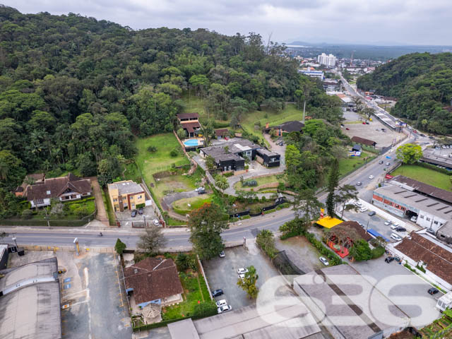 VENDE-SE TERRENO IDEAL PARA EDIFÍCIO COMERCIAL NO BAIRRO BOA VISTA!

Descubra uma oportunidade única de investimento em um terreno com 1.038m² de área total, localizado no bairro Boa Vista, Joinville. Este terreno em posição elevada é perfeito para a construção de um edifício comercial de até 15 metros e 5 pavimentos, graças ao seu zoneamento SE 02 AUAP.

POTENCIAL DO IMÓVEL:
Este terreno é uma tela em branco para o seu projeto comercial. Com sua localização estratégica e zoneamento favorável, você tem a liberdade de criar um espaço que atenda às suas necessidades e às do mercado. Imagine um edifício comercial moderno, com múltiplos pavimentos, oferecendo uma variedade de serviços e comodidades.

LOCALIZAÇÃO ESTRATÉGICA:
O terreno está situado no bairro Boa Vista, uma localização privilegiada devido à sua proximidade com o centro da cidade. Este é o local ideal para quem busca visibilidade e fácil acesso, tornando-o uma excelente opção para um edifício comercial.

ESCOLHA A 636 NEGÓCIOS IMOBILIÁRIOS:
Com mais de 30 anos de experiência no mercado imobiliário, a 636 Negócios Imobiliários é sua parceira confiável para investimentos de alto retorno. Entre em contato conosco para mais informações e descubra o valor de trabalhar com os melhores.
Telefone: (47) 3451-0636
WhatsApp: (47) 99190-0636