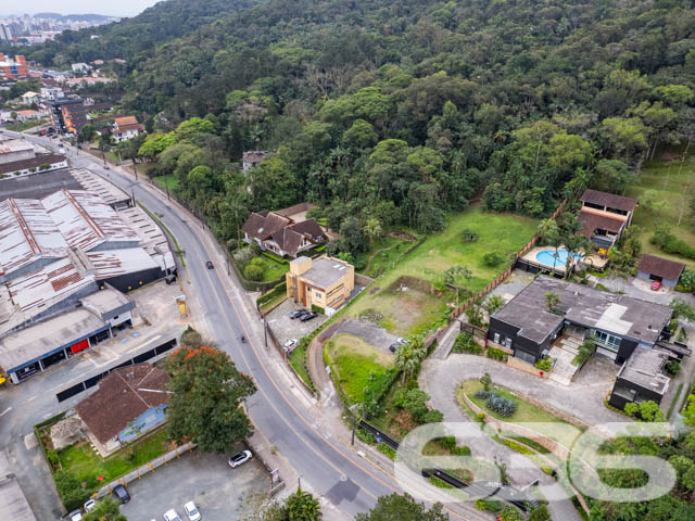 VENDE-SE TERRENO IDEAL PARA EDIFÍCIO COMERCIAL NO BAIRRO BOA VISTA!

Descubra uma oportunidade única de investimento em um terreno com 1.038m² de área total, localizado no bairro Boa Vista, Joinville. Este terreno em posição elevada é perfeito para a construção de um edifício comercial de até 15 metros e 5 pavimentos, graças ao seu zoneamento SE 02 AUAP.

POTENCIAL DO IMÓVEL:
Este terreno é uma tela em branco para o seu projeto comercial. Com sua localização estratégica e zoneamento favorável, você tem a liberdade de criar um espaço que atenda às suas necessidades e às do mercado. Imagine um edifício comercial moderno, com múltiplos pavimentos, oferecendo uma variedade de serviços e comodidades.

LOCALIZAÇÃO ESTRATÉGICA:
O terreno está situado no bairro Boa Vista, uma localização privilegiada devido à sua proximidade com o centro da cidade. Este é o local ideal para quem busca visibilidade e fácil acesso, tornando-o uma excelente opção para um edifício comercial.

ESCOLHA A 636 NEGÓCIOS IMOBILIÁRIOS:
Com mais de 30 anos de experiência no mercado imobiliário, a 636 Negócios Imobiliários é sua parceira confiável para investimentos de alto retorno. Entre em contato conosco para mais informações e descubra o valor de trabalhar com os melhores.
Telefone: (47) 3451-0636
WhatsApp: (47) 99190-0636