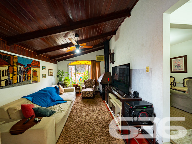 BELÍSSIMO IMÓVEL NO BAIRRO ANITA GARIBALDI - SUÍTE + 2 DORMITÓRIOS
ESTUDA PERMUTA
Descubra o prazer de viver em uma residência espetacular no bairro Anita Garibaldi. Com 300m² de terreno e 145m² de área construída parcialmente averbada, este imóvel oferece 2 dormitórios, uma suíte, 2 banheiros, garagem coberta e descoberta, além de uma piscina para os dias de sol.
DETALHES QUE ENCANTAM:
A casa foi projetada para proporcionar o máximo de conforto e bem-estar. A suíte é o seu refúgio pessoal, ideal para relaxar. A sala de estar com lareira oferece um ambiente aconchegante para as noites frias. E para os amantes de churrasco, duas áreas de festas com churrasqueira tornam qualquer celebração inesquecível.
LOCALIZAÇÃO PRIVILEGIADA:
Situada no bairro Anita Garibaldi, a propriedade está próxima a vias de acesso, shopping centers, escolas, hospitais e serviços públicos essenciais. Uma localização estratégica que oferece tudo o que você e sua família precisam.
ESCOLHA A 636 NEGÓCIOS IMOBILIÁRIOS:
Com mais de 30 anos de experiência no mercado imobiliário, a 636 Negócios Imobiliários é a sua melhor escolha para uma compra segura e eficiente.
Entre em contato conosco e descubra o que nos torna líderes em mediação imobiliária.
Telefone: (47) 3451-0636
WhatsApp: (47) 99190-0636