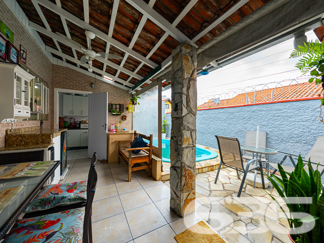 BELÍSSIMO IMÓVEL NO BAIRRO ANITA GARIBALDI - SUÍTE + 2 DORMITÓRIOS
ESTUDA PERMUTA
Descubra o prazer de viver em uma residência espetacular no bairro Anita Garibaldi. Com 300m² de terreno e 145m² de área construída parcialmente averbada, este imóvel oferece 2 dormitórios, uma suíte, 2 banheiros, garagem coberta e descoberta, além de uma piscina para os dias de sol.
DETALHES QUE ENCANTAM:
A casa foi projetada para proporcionar o máximo de conforto e bem-estar. A suíte é o seu refúgio pessoal, ideal para relaxar. A sala de estar com lareira oferece um ambiente aconchegante para as noites frias. E para os amantes de churrasco, duas áreas de festas com churrasqueira tornam qualquer celebração inesquecível.
LOCALIZAÇÃO PRIVILEGIADA:
Situada no bairro Anita Garibaldi, a propriedade está próxima a vias de acesso, shopping centers, escolas, hospitais e serviços públicos essenciais. Uma localização estratégica que oferece tudo o que você e sua família precisam.
ESCOLHA A 636 NEGÓCIOS IMOBILIÁRIOS:
Com mais de 30 anos de experiência no mercado imobiliário, a 636 Negócios Imobiliários é a sua melhor escolha para uma compra segura e eficiente.
Entre em contato conosco e descubra o que nos torna líderes em mediação imobiliária.
Telefone: (47) 3451-0636
WhatsApp: (47) 99190-0636