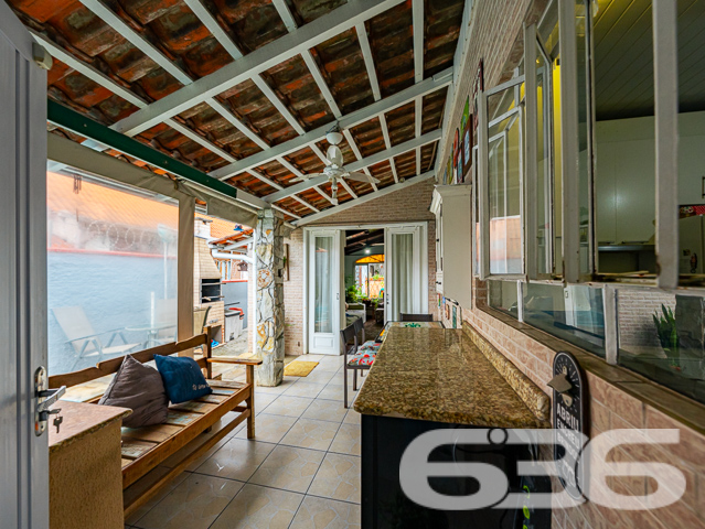 BELÍSSIMO IMÓVEL NO BAIRRO ANITA GARIBALDI - SUÍTE + 2 DORMITÓRIOS
ESTUDA PERMUTA
Descubra o prazer de viver em uma residência espetacular no bairro Anita Garibaldi. Com 300m² de terreno e 145m² de área construída parcialmente averbada, este imóvel oferece 2 dormitórios, uma suíte, 2 banheiros, garagem coberta e descoberta, além de uma piscina para os dias de sol.
DETALHES QUE ENCANTAM:
A casa foi projetada para proporcionar o máximo de conforto e bem-estar. A suíte é o seu refúgio pessoal, ideal para relaxar. A sala de estar com lareira oferece um ambiente aconchegante para as noites frias. E para os amantes de churrasco, duas áreas de festas com churrasqueira tornam qualquer celebração inesquecível.
LOCALIZAÇÃO PRIVILEGIADA:
Situada no bairro Anita Garibaldi, a propriedade está próxima a vias de acesso, shopping centers, escolas, hospitais e serviços públicos essenciais. Uma localização estratégica que oferece tudo o que você e sua família precisam.
ESCOLHA A 636 NEGÓCIOS IMOBILIÁRIOS:
Com mais de 30 anos de experiência no mercado imobiliário, a 636 Negócios Imobiliários é a sua melhor escolha para uma compra segura e eficiente.
Entre em contato conosco e descubra o que nos torna líderes em mediação imobiliária.
Telefone: (47) 3451-0636
WhatsApp: (47) 99190-0636