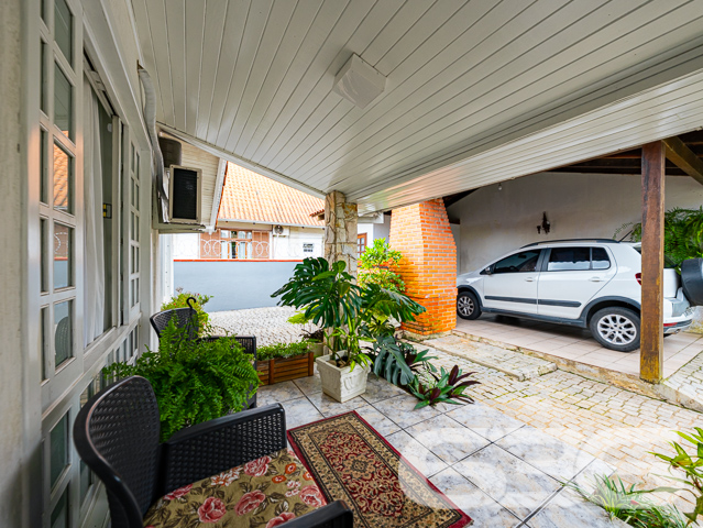 BELÍSSIMO IMÓVEL NO BAIRRO ANITA GARIBALDI - SUÍTE + 2 DORMITÓRIOS
ESTUDA PERMUTA
Descubra o prazer de viver em uma residência espetacular no bairro Anita Garibaldi. Com 300m² de terreno e 145m² de área construída parcialmente averbada, este imóvel oferece 2 dormitórios, uma suíte, 2 banheiros, garagem coberta e descoberta, além de uma piscina para os dias de sol.
DETALHES QUE ENCANTAM:
A casa foi projetada para proporcionar o máximo de conforto e bem-estar. A suíte é o seu refúgio pessoal, ideal para relaxar. A sala de estar com lareira oferece um ambiente aconchegante para as noites frias. E para os amantes de churrasco, duas áreas de festas com churrasqueira tornam qualquer celebração inesquecível.
LOCALIZAÇÃO PRIVILEGIADA:
Situada no bairro Anita Garibaldi, a propriedade está próxima a vias de acesso, shopping centers, escolas, hospitais e serviços públicos essenciais. Uma localização estratégica que oferece tudo o que você e sua família precisam.
ESCOLHA A 636 NEGÓCIOS IMOBILIÁRIOS:
Com mais de 30 anos de experiência no mercado imobiliário, a 636 Negócios Imobiliários é a sua melhor escolha para uma compra segura e eficiente.
Entre em contato conosco e descubra o que nos torna líderes em mediação imobiliária.
Telefone: (47) 3451-0636
WhatsApp: (47) 99190-0636