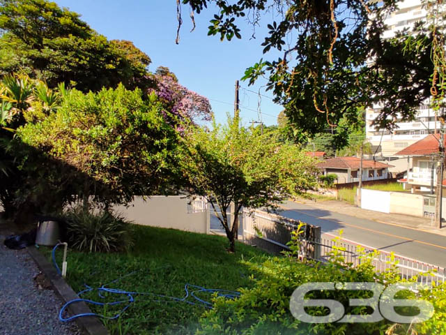 DUAS CASAS SOB UM AMPLO TERRENO NO BAIRRO ANITA GARIBALDI - ESTUDA PERMUTA
Se você busca por espaço e amplitude, este imóvel vai atender suas expectativas! Sua composição total dispõe de 4 dormitórios e mais uma ótima suíte, 3 cozinhas, 2 salas de estar, sacada, área de serviço e 4 banheiros.
São duas casas sob um enorme terreno de 870 m², muito bem cuidadas, com amplo jardim e localização ímpar, fica a 3 minutos do 62º Batalhão de Infantaria, com fácil acesso para saída da BR-101.
Imóvel é todo murado e seguro, contém um amplo terreno com plantações de árvores frutíferas, muito bem cultivadas, perfeito para você que gosta de cultivar um pouco da natureza pertinho de você.
Contendo ainda uma aconchegante e relaxante área de lazer. E mais 6 vagas de garagem, sendo 3 vagas cobertas.
Muito bem localizado no bairro Anita Garibaldi, região nobre de Joinville, próximo de estabelecimentos e comércios de grande utilidade diária. Perto da saída da cidade, e ao mesmo tempo pertinho do centro.
Agende sua visita com um de nossos corretores e conheça pessoalmente esse vantajoso e belo imóvel, quem sabe não seja seu novo lar.
Fale conosco:
IMOBILIÁRIA 636.
Telefone: (47) 3451-0636
WhatsApp: (47) 99190-0636