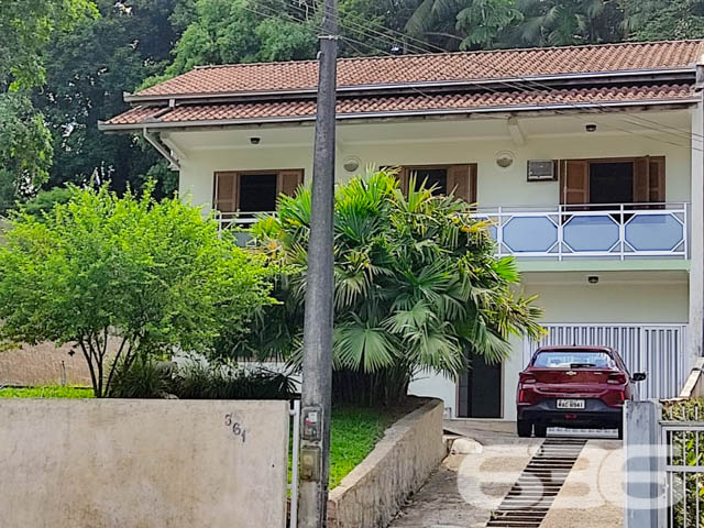 DUAS CASAS SOB UM AMPLO TERRENO NO BAIRRO ANITA GARIBALDI - ESTUDA PERMUTA
Se você busca por espaço e amplitude, este imóvel vai atender suas expectativas! Sua composição total dispõe de 4 dormitórios e mais uma ótima suíte, 3 cozinhas, 2 salas de estar, sacada, área de serviço e 4 banheiros.
São duas casas sob um enorme terreno de 870 m², muito bem cuidadas, com amplo jardim e localização ímpar, fica a 3 minutos do 62º Batalhão de Infantaria, com fácil acesso para saída da BR-101.
Imóvel é todo murado e seguro, contém um amplo terreno com plantações de árvores frutíferas, muito bem cultivadas, perfeito para você que gosta de cultivar um pouco da natureza pertinho de você.
Contendo ainda uma aconchegante e relaxante área de lazer. E mais 6 vagas de garagem, sendo 3 vagas cobertas.
Muito bem localizado no bairro Anita Garibaldi, região nobre de Joinville, próximo de estabelecimentos e comércios de grande utilidade diária. Perto da saída da cidade, e ao mesmo tempo pertinho do centro.
Agende sua visita com um de nossos corretores e conheça pessoalmente esse vantajoso e belo imóvel, quem sabe não seja seu novo lar.
Fale conosco:
IMOBILIÁRIA 636.
Telefone: (47) 3451-0636
WhatsApp: (47) 99190-0636