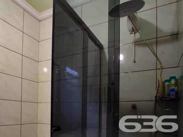 DUAS CASAS SOB UM AMPLO TERRENO NO BAIRRO ANITA GARIBALDI - ESTUDA PERMUTA
Se você busca por espaço e amplitude, este imóvel vai atender suas expectativas! Sua composição total dispõe de 4 dormitórios e mais uma ótima suíte, 3 cozinhas, 2 salas de estar, sacada, área de serviço e 4 banheiros.
São duas casas sob um enorme terreno de 870 m², muito bem cuidadas, com amplo jardim e localização ímpar, fica a 3 minutos do 62º Batalhão de Infantaria, com fácil acesso para saída da BR-101.
Imóvel é todo murado e seguro, contém um amplo terreno com plantações de árvores frutíferas, muito bem cultivadas, perfeito para você que gosta de cultivar um pouco da natureza pertinho de você.
Contendo ainda uma aconchegante e relaxante área de lazer. E mais 6 vagas de garagem, sendo 3 vagas cobertas.
Muito bem localizado no bairro Anita Garibaldi, região nobre de Joinville, próximo de estabelecimentos e comércios de grande utilidade diária. Perto da saída da cidade, e ao mesmo tempo pertinho do centro.
Agende sua visita com um de nossos corretores e conheça pessoalmente esse vantajoso e belo imóvel, quem sabe não seja seu novo lar.
Fale conosco:
IMOBILIÁRIA 636.
Telefone: (47) 3451-0636
WhatsApp: (47) 99190-0636