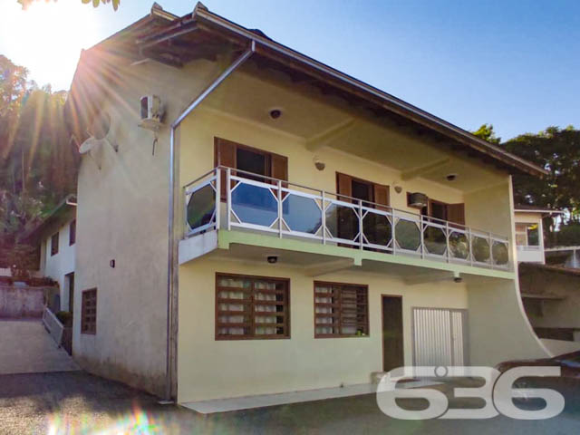 DUAS CASAS SOB UM AMPLO TERRENO NO BAIRRO ANITA GARIBALDI - ESTUDA PERMUTA
Se você busca por espaço e amplitude, este imóvel vai atender suas expectativas! Sua composição total dispõe de 4 dormitórios e mais uma ótima suíte, 3 cozinhas, 2 salas de estar, sacada, área de serviço e 4 banheiros.
São duas casas sob um enorme terreno de 870 m², muito bem cuidadas, com amplo jardim e localização ímpar, fica a 3 minutos do 62º Batalhão de Infantaria, com fácil acesso para saída da BR-101.
Imóvel é todo murado e seguro, contém um amplo terreno com plantações de árvores frutíferas, muito bem cultivadas, perfeito para você que gosta de cultivar um pouco da natureza pertinho de você.
Contendo ainda uma aconchegante e relaxante área de lazer. E mais 6 vagas de garagem, sendo 3 vagas cobertas.
Muito bem localizado no bairro Anita Garibaldi, região nobre de Joinville, próximo de estabelecimentos e comércios de grande utilidade diária. Perto da saída da cidade, e ao mesmo tempo pertinho do centro.
Agende sua visita com um de nossos corretores e conheça pessoalmente esse vantajoso e belo imóvel, quem sabe não seja seu novo lar.
Fale conosco:
IMOBILIÁRIA 636.
Telefone: (47) 3451-0636
WhatsApp: (47) 99190-0636