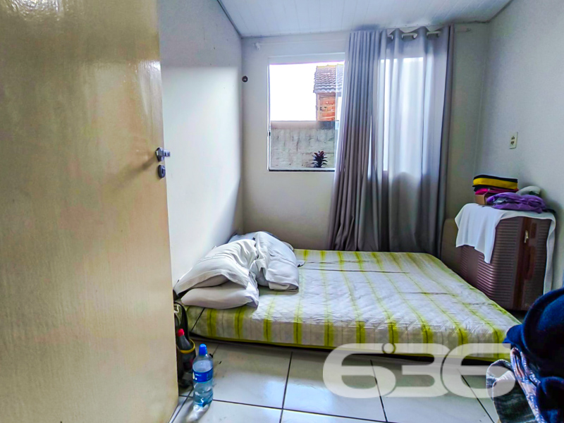 Oportunidade única no bairro Nova Brasília – Joinville/SC!

Esta residência térrea oferece uma proposta completa para quem busca morar bem e ainda empreender! Com 120m² de área construída em terreno plano de 360m², esta casa une conforto residencial e versatilidade comercial em um só lugar.

A moradia principal conta com 2 dormitórios, sala de estar integrada com a cozinha, banheiro social moderno, home office, lavanderia espaçosa e móveis embutidos que permanecem no imóvel. 

Além disso, o imóvel dispõe de uma área de festas com churrasqueira e banheiro adicional, perfeita para momentos de lazer com amigos e familiares. Nos fundos, há uma sala comercial com cerca de 40m², atualmente utilizada como oficina de costura, equipada com banheiro próprio e estrutura pronta para construção de um segundo piso – ideal para investidores ou profissionais autônomos que desejam trabalhar ao lado de casa.

A frente do imóvel possui jardim, garagem descoberta para 2 veículos, portão eletrônico, e espaço com gazebo/pergolado. Está totalmente murado, garantindo privacidade e segurança. A lateral ajardinada e os acabamentos bem cuidados reforçam a excelente conservação da residência.
 
636 NEGÓCIOS IMOBILIÁRIOS: A SUA MELHOR ESCOLHA
Com mais de 30 anos de experiência, a 636 Negócios Imobiliários é sua parceira ideal para encontrar o imóvel perfeito. Estamos prontos para ajudá-lo a fazer deste imóvel o seu novo lar.
 
Telefone: (47) 3451-0636
WhatsApp: (47) 99190-0636
 
Não perca esta oportunidade única. Visite nosso site para mais informações: i636.com.br