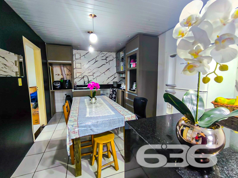 Oportunidade única no bairro Nova Brasília – Joinville/SC!

Esta residência térrea oferece uma proposta completa para quem busca morar bem e ainda empreender! Com 120m² de área construída em terreno plano de 360m², esta casa une conforto residencial e versatilidade comercial em um só lugar.

A moradia principal conta com 2 dormitórios, sala de estar integrada com a cozinha, banheiro social moderno, home office, lavanderia espaçosa e móveis embutidos que permanecem no imóvel. 

Além disso, o imóvel dispõe de uma área de festas com churrasqueira e banheiro adicional, perfeita para momentos de lazer com amigos e familiares. Nos fundos, há uma sala comercial com cerca de 40m², atualmente utilizada como oficina de costura, equipada com banheiro próprio e estrutura pronta para construção de um segundo piso – ideal para investidores ou profissionais autônomos que desejam trabalhar ao lado de casa.

A frente do imóvel possui jardim, garagem descoberta para 2 veículos, portão eletrônico, e espaço com gazebo/pergolado. Está totalmente murado, garantindo privacidade e segurança. A lateral ajardinada e os acabamentos bem cuidados reforçam a excelente conservação da residência.
 
636 NEGÓCIOS IMOBILIÁRIOS: A SUA MELHOR ESCOLHA
Com mais de 30 anos de experiência, a 636 Negócios Imobiliários é sua parceira ideal para encontrar o imóvel perfeito. Estamos prontos para ajudá-lo a fazer deste imóvel o seu novo lar.
 
Telefone: (47) 3451-0636
WhatsApp: (47) 99190-0636
 
Não perca esta oportunidade única. Visite nosso site para mais informações: i636.com.br