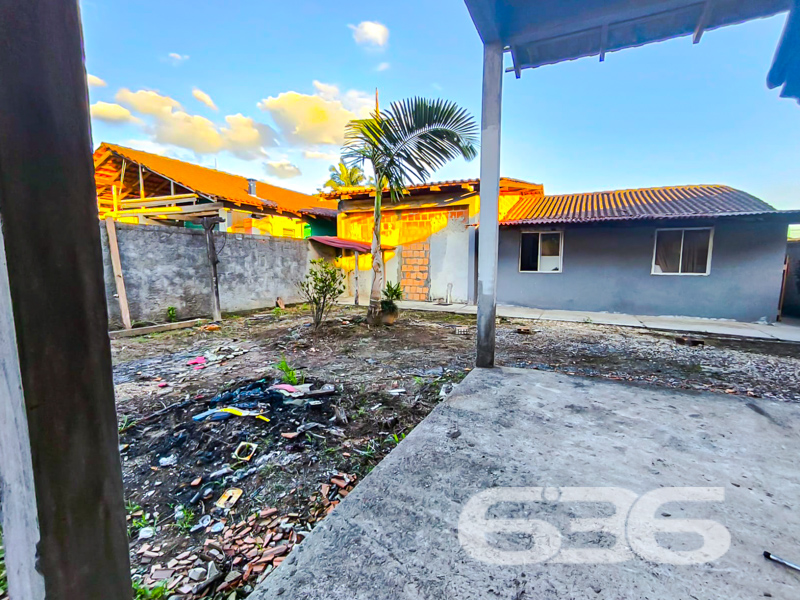 Oportunidade única no bairro Nova Brasília – Joinville/SC!

Esta residência térrea oferece uma proposta completa para quem busca morar bem e ainda empreender! Com 120m² de área construída em terreno plano de 360m², esta casa une conforto residencial e versatilidade comercial em um só lugar.

A moradia principal conta com 2 dormitórios, sala de estar integrada com a cozinha, banheiro social moderno, home office, lavanderia espaçosa e móveis embutidos que permanecem no imóvel. 

Além disso, o imóvel dispõe de uma área de festas com churrasqueira e banheiro adicional, perfeita para momentos de lazer com amigos e familiares. Nos fundos, há uma sala comercial com cerca de 40m², atualmente utilizada como oficina de costura, equipada com banheiro próprio e estrutura pronta para construção de um segundo piso – ideal para investidores ou profissionais autônomos que desejam trabalhar ao lado de casa.

A frente do imóvel possui jardim, garagem descoberta para 2 veículos, portão eletrônico, e espaço com gazebo/pergolado. Está totalmente murado, garantindo privacidade e segurança. A lateral ajardinada e os acabamentos bem cuidados reforçam a excelente conservação da residência.
 
636 NEGÓCIOS IMOBILIÁRIOS: A SUA MELHOR ESCOLHA
Com mais de 30 anos de experiência, a 636 Negócios Imobiliários é sua parceira ideal para encontrar o imóvel perfeito. Estamos prontos para ajudá-lo a fazer deste imóvel o seu novo lar.
 
Telefone: (47) 3451-0636
WhatsApp: (47) 99190-0636
 
Não perca esta oportunidade única. Visite nosso site para mais informações: i636.com.br