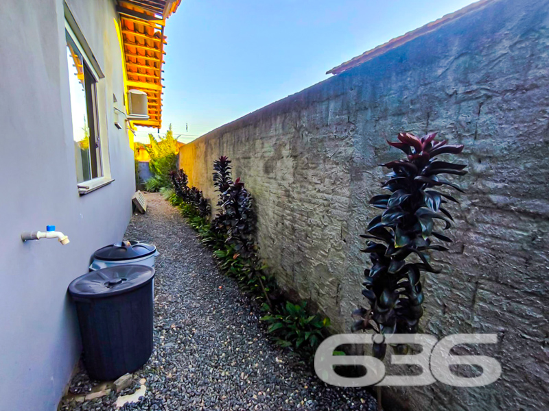 Oportunidade única no bairro Nova Brasília – Joinville/SC!

Esta residência térrea oferece uma proposta completa para quem busca morar bem e ainda empreender! Com 120m² de área construída em terreno plano de 360m², esta casa une conforto residencial e versatilidade comercial em um só lugar.

A moradia principal conta com 2 dormitórios, sala de estar integrada com a cozinha, banheiro social moderno, home office, lavanderia espaçosa e móveis embutidos que permanecem no imóvel. 

Além disso, o imóvel dispõe de uma área de festas com churrasqueira e banheiro adicional, perfeita para momentos de lazer com amigos e familiares. Nos fundos, há uma sala comercial com cerca de 40m², atualmente utilizada como oficina de costura, equipada com banheiro próprio e estrutura pronta para construção de um segundo piso – ideal para investidores ou profissionais autônomos que desejam trabalhar ao lado de casa.

A frente do imóvel possui jardim, garagem descoberta para 2 veículos, portão eletrônico, e espaço com gazebo/pergolado. Está totalmente murado, garantindo privacidade e segurança. A lateral ajardinada e os acabamentos bem cuidados reforçam a excelente conservação da residência.
 
636 NEGÓCIOS IMOBILIÁRIOS: A SUA MELHOR ESCOLHA
Com mais de 30 anos de experiência, a 636 Negócios Imobiliários é sua parceira ideal para encontrar o imóvel perfeito. Estamos prontos para ajudá-lo a fazer deste imóvel o seu novo lar.
 
Telefone: (47) 3451-0636
WhatsApp: (47) 99190-0636
 
Não perca esta oportunidade única. Visite nosso site para mais informações: i636.com.br