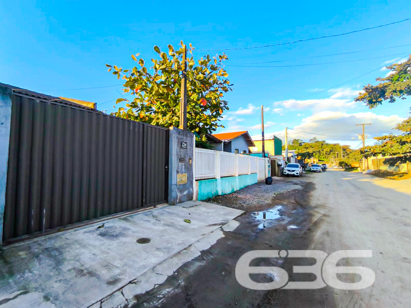 Oportunidade única no bairro Nova Brasília – Joinville/SC!

Esta residência térrea oferece uma proposta completa para quem busca morar bem e ainda empreender! Com 120m² de área construída em terreno plano de 360m², esta casa une conforto residencial e versatilidade comercial em um só lugar.

A moradia principal conta com 2 dormitórios, sala de estar integrada com a cozinha, banheiro social moderno, home office, lavanderia espaçosa e móveis embutidos que permanecem no imóvel. 

Além disso, o imóvel dispõe de uma área de festas com churrasqueira e banheiro adicional, perfeita para momentos de lazer com amigos e familiares. Nos fundos, há uma sala comercial com cerca de 40m², atualmente utilizada como oficina de costura, equipada com banheiro próprio e estrutura pronta para construção de um segundo piso – ideal para investidores ou profissionais autônomos que desejam trabalhar ao lado de casa.

A frente do imóvel possui jardim, garagem descoberta para 2 veículos, portão eletrônico, e espaço com gazebo/pergolado. Está totalmente murado, garantindo privacidade e segurança. A lateral ajardinada e os acabamentos bem cuidados reforçam a excelente conservação da residência.
 
636 NEGÓCIOS IMOBILIÁRIOS: A SUA MELHOR ESCOLHA
Com mais de 30 anos de experiência, a 636 Negócios Imobiliários é sua parceira ideal para encontrar o imóvel perfeito. Estamos prontos para ajudá-lo a fazer deste imóvel o seu novo lar.
 
Telefone: (47) 3451-0636
WhatsApp: (47) 99190-0636
 
Não perca esta oportunidade única. Visite nosso site para mais informações: i636.com.br
