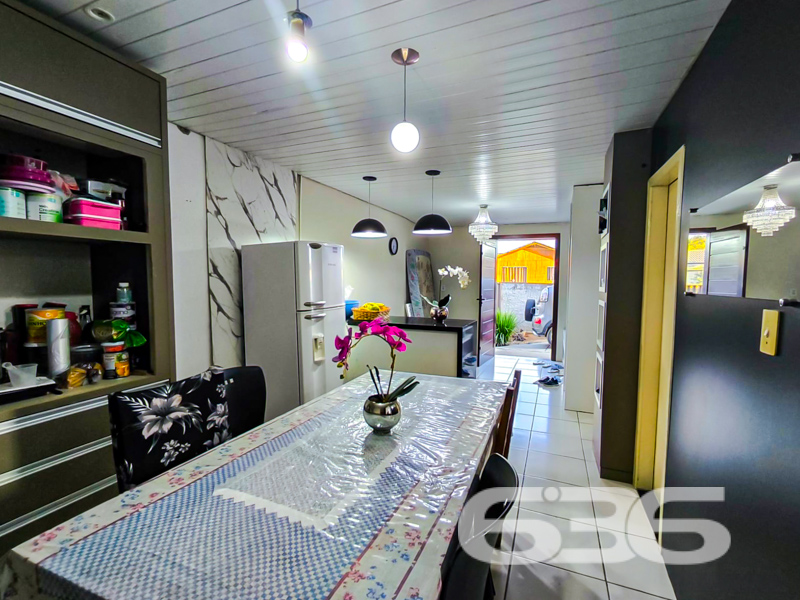 Oportunidade única no bairro Nova Brasília – Joinville/SC!

Esta residência térrea oferece uma proposta completa para quem busca morar bem e ainda empreender! Com 120m² de área construída em terreno plano de 360m², esta casa une conforto residencial e versatilidade comercial em um só lugar.

A moradia principal conta com 2 dormitórios, sala de estar integrada com a cozinha, banheiro social moderno, home office, lavanderia espaçosa e móveis embutidos que permanecem no imóvel. 

Além disso, o imóvel dispõe de uma área de festas com churrasqueira e banheiro adicional, perfeita para momentos de lazer com amigos e familiares. Nos fundos, há uma sala comercial com cerca de 40m², atualmente utilizada como oficina de costura, equipada com banheiro próprio e estrutura pronta para construção de um segundo piso – ideal para investidores ou profissionais autônomos que desejam trabalhar ao lado de casa.

A frente do imóvel possui jardim, garagem descoberta para 2 veículos, portão eletrônico, e espaço com gazebo/pergolado. Está totalmente murado, garantindo privacidade e segurança. A lateral ajardinada e os acabamentos bem cuidados reforçam a excelente conservação da residência.
 
636 NEGÓCIOS IMOBILIÁRIOS: A SUA MELHOR ESCOLHA
Com mais de 30 anos de experiência, a 636 Negócios Imobiliários é sua parceira ideal para encontrar o imóvel perfeito. Estamos prontos para ajudá-lo a fazer deste imóvel o seu novo lar.
 
Telefone: (47) 3451-0636
WhatsApp: (47) 99190-0636
 
Não perca esta oportunidade única. Visite nosso site para mais informações: i636.com.br