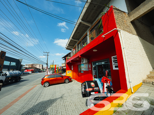 Descubra o seu novo lar em Joinville, SC - uma residência padrão, combinando a tranquilidade de um sobrado residencial com o potencial comercial da sala. Esta propriedade única oferece uma oportunidade de investimento com retorno garantido.

A parte superior abriga uma residência aconchegante e uma divisão para salas comerciais, enquanto o térreo revela uma sala ampla e convidativa com potencial para diversos negócios.

A propriedade é rica em espaços abertos e bem iluminados, como evidenciado pelas duas garagens descobertas e duas cobertas. Com 2 dormitórios confortáveis, incluindo uma suíte, e mais 2 banheiros bem distribuídos, o imóvel é ideal para famílias ou empreendedores que buscam versatilidade. O jardim tranquilo, sacada para contemplação, e um vasto quintal nos fundos oferecem um refúgio particular da movimentada vida urbana.

Além disso, a casa é equipada com área de serviço, despensa, e outras comodidades como conexão com a internet, tudo para garantir conforto e conveniência. Animais de estimação são bem-vindos neste lar que também fica próximo a vias de acesso, transporte público, escolas e serviços públicos essenciais.

Valorize o potencial de uma localização estratégica e a versatilidade de um imóvel que oferece o melhor de dois mundos: residencial e comercial. Um imóvel que reflete a perfeição técnico-jurídica de 636 Negócios Imobiliários, garantindo segurança e confiança na sua compra. Agarre esta chance de investir em um imóvel com o selo de qualidade de uma empresa com mais de 30 anos de experiência em mediação de negócios imobiliários.

Marque uma visita e venha conhecer o potencial completo deste imóvel. Na 636 Negócios Imobiliários, nós construímos grandes empreendimentos porque acreditamos em grandes pessoas como você.
 
636 NEGÓCIOS IMOBILIÁRIOS: A SUA MELHOR ESCOLHA
Com mais de 30 anos de experiência, a 636 Negócios Imobiliários é sua parceira ideal para encontrar o imóvel perfeito. Estamos prontos para ajudá-lo a fazer deste imóvel o seu novo lar.
 
Telefone: (47) 3451-0636
WhatsApp: (47) 99190-0636
 
Não perca esta oportunidade única. Visite nosso site para mais informações: i636.com.br