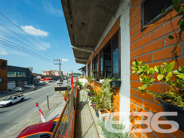 Descubra o seu novo lar em Joinville, SC - uma residência padrão, combinando a tranquilidade de um sobrado residencial com o potencial comercial da sala. Esta propriedade única oferece uma oportunidade de investimento com retorno garantido.

A parte superior abriga uma residência aconchegante e uma divisão para salas comerciais, enquanto o térreo revela uma sala ampla e convidativa com potencial para diversos negócios.

A propriedade é rica em espaços abertos e bem iluminados, como evidenciado pelas duas garagens descobertas e duas cobertas. Com 2 dormitórios confortáveis, incluindo uma suíte, e mais 2 banheiros bem distribuídos, o imóvel é ideal para famílias ou empreendedores que buscam versatilidade. O jardim tranquilo, sacada para contemplação, e um vasto quintal nos fundos oferecem um refúgio particular da movimentada vida urbana.

Além disso, a casa é equipada com área de serviço, despensa, e outras comodidades como conexão com a internet, tudo para garantir conforto e conveniência. Animais de estimação são bem-vindos neste lar que também fica próximo a vias de acesso, transporte público, escolas e serviços públicos essenciais.

Valorize o potencial de uma localização estratégica e a versatilidade de um imóvel que oferece o melhor de dois mundos: residencial e comercial. Um imóvel que reflete a perfeição técnico-jurídica de 636 Negócios Imobiliários, garantindo segurança e confiança na sua compra. Agarre esta chance de investir em um imóvel com o selo de qualidade de uma empresa com mais de 30 anos de experiência em mediação de negócios imobiliários.

Marque uma visita e venha conhecer o potencial completo deste imóvel. Na 636 Negócios Imobiliários, nós construímos grandes empreendimentos porque acreditamos em grandes pessoas como você.
 
636 NEGÓCIOS IMOBILIÁRIOS: A SUA MELHOR ESCOLHA
Com mais de 30 anos de experiência, a 636 Negócios Imobiliários é sua parceira ideal para encontrar o imóvel perfeito. Estamos prontos para ajudá-lo a fazer deste imóvel o seu novo lar.
 
Telefone: (47) 3451-0636
WhatsApp: (47) 99190-0636
 
Não perca esta oportunidade única. Visite nosso site para mais informações: i636.com.br