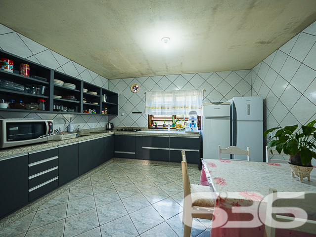Descubra o seu novo lar em Joinville, SC - uma residência padrão, combinando a tranquilidade de um sobrado residencial com o potencial comercial da sala. Esta propriedade única oferece uma oportunidade de investimento com retorno garantido.

A parte superior abriga uma residência aconchegante e uma divisão para salas comerciais, enquanto o térreo revela uma sala ampla e convidativa com potencial para diversos negócios.

A propriedade é rica em espaços abertos e bem iluminados, como evidenciado pelas duas garagens descobertas e duas cobertas. Com 2 dormitórios confortáveis, incluindo uma suíte, e mais 2 banheiros bem distribuídos, o imóvel é ideal para famílias ou empreendedores que buscam versatilidade. O jardim tranquilo, sacada para contemplação, e um vasto quintal nos fundos oferecem um refúgio particular da movimentada vida urbana.

Além disso, a casa é equipada com área de serviço, despensa, e outras comodidades como conexão com a internet, tudo para garantir conforto e conveniência. Animais de estimação são bem-vindos neste lar que também fica próximo a vias de acesso, transporte público, escolas e serviços públicos essenciais.

Valorize o potencial de uma localização estratégica e a versatilidade de um imóvel que oferece o melhor de dois mundos: residencial e comercial. Um imóvel que reflete a perfeição técnico-jurídica de 636 Negócios Imobiliários, garantindo segurança e confiança na sua compra. Agarre esta chance de investir em um imóvel com o selo de qualidade de uma empresa com mais de 30 anos de experiência em mediação de negócios imobiliários.

Marque uma visita e venha conhecer o potencial completo deste imóvel. Na 636 Negócios Imobiliários, nós construímos grandes empreendimentos porque acreditamos em grandes pessoas como você.
 
636 NEGÓCIOS IMOBILIÁRIOS: A SUA MELHOR ESCOLHA
Com mais de 30 anos de experiência, a 636 Negócios Imobiliários é sua parceira ideal para encontrar o imóvel perfeito. Estamos prontos para ajudá-lo a fazer deste imóvel o seu novo lar.
 
Telefone: (47) 3451-0636
WhatsApp: (47) 99190-0636
 
Não perca esta oportunidade única. Visite nosso site para mais informações: i636.com.br