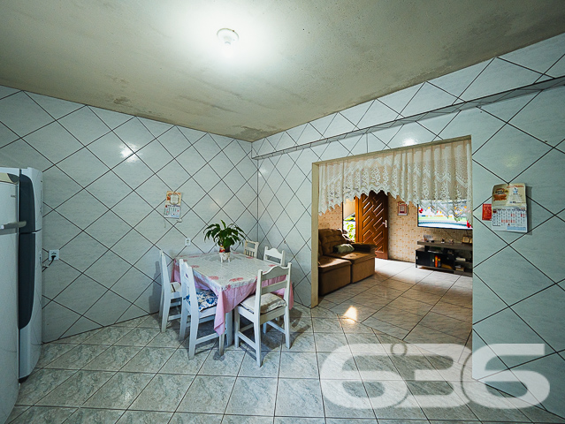 Descubra o seu novo lar em Joinville, SC - uma residência padrão, combinando a tranquilidade de um sobrado residencial com o potencial comercial da sala. Esta propriedade única oferece uma oportunidade de investimento com retorno garantido.

A parte superior abriga uma residência aconchegante e uma divisão para salas comerciais, enquanto o térreo revela uma sala ampla e convidativa com potencial para diversos negócios.

A propriedade é rica em espaços abertos e bem iluminados, como evidenciado pelas duas garagens descobertas e duas cobertas. Com 2 dormitórios confortáveis, incluindo uma suíte, e mais 2 banheiros bem distribuídos, o imóvel é ideal para famílias ou empreendedores que buscam versatilidade. O jardim tranquilo, sacada para contemplação, e um vasto quintal nos fundos oferecem um refúgio particular da movimentada vida urbana.

Além disso, a casa é equipada com área de serviço, despensa, e outras comodidades como conexão com a internet, tudo para garantir conforto e conveniência. Animais de estimação são bem-vindos neste lar que também fica próximo a vias de acesso, transporte público, escolas e serviços públicos essenciais.

Valorize o potencial de uma localização estratégica e a versatilidade de um imóvel que oferece o melhor de dois mundos: residencial e comercial. Um imóvel que reflete a perfeição técnico-jurídica de 636 Negócios Imobiliários, garantindo segurança e confiança na sua compra. Agarre esta chance de investir em um imóvel com o selo de qualidade de uma empresa com mais de 30 anos de experiência em mediação de negócios imobiliários.

Marque uma visita e venha conhecer o potencial completo deste imóvel. Na 636 Negócios Imobiliários, nós construímos grandes empreendimentos porque acreditamos em grandes pessoas como você.
 
636 NEGÓCIOS IMOBILIÁRIOS: A SUA MELHOR ESCOLHA
Com mais de 30 anos de experiência, a 636 Negócios Imobiliários é sua parceira ideal para encontrar o imóvel perfeito. Estamos prontos para ajudá-lo a fazer deste imóvel o seu novo lar.
 
Telefone: (47) 3451-0636
WhatsApp: (47) 99190-0636
 
Não perca esta oportunidade única. Visite nosso site para mais informações: i636.com.br