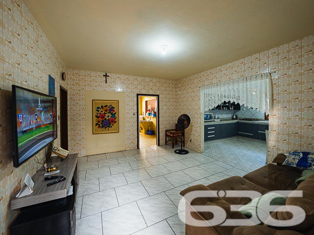 Descubra o seu novo lar em Joinville, SC - uma residência padrão, combinando a tranquilidade de um sobrado residencial com o potencial comercial da sala. Esta propriedade única oferece uma oportunidade de investimento com retorno garantido.

A parte superior abriga uma residência aconchegante e uma divisão para salas comerciais, enquanto o térreo revela uma sala ampla e convidativa com potencial para diversos negócios.

A propriedade é rica em espaços abertos e bem iluminados, como evidenciado pelas duas garagens descobertas e duas cobertas. Com 2 dormitórios confortáveis, incluindo uma suíte, e mais 2 banheiros bem distribuídos, o imóvel é ideal para famílias ou empreendedores que buscam versatilidade. O jardim tranquilo, sacada para contemplação, e um vasto quintal nos fundos oferecem um refúgio particular da movimentada vida urbana.

Além disso, a casa é equipada com área de serviço, despensa, e outras comodidades como conexão com a internet, tudo para garantir conforto e conveniência. Animais de estimação são bem-vindos neste lar que também fica próximo a vias de acesso, transporte público, escolas e serviços públicos essenciais.

Valorize o potencial de uma localização estratégica e a versatilidade de um imóvel que oferece o melhor de dois mundos: residencial e comercial. Um imóvel que reflete a perfeição técnico-jurídica de 636 Negócios Imobiliários, garantindo segurança e confiança na sua compra. Agarre esta chance de investir em um imóvel com o selo de qualidade de uma empresa com mais de 30 anos de experiência em mediação de negócios imobiliários.

Marque uma visita e venha conhecer o potencial completo deste imóvel. Na 636 Negócios Imobiliários, nós construímos grandes empreendimentos porque acreditamos em grandes pessoas como você.
 
636 NEGÓCIOS IMOBILIÁRIOS: A SUA MELHOR ESCOLHA
Com mais de 30 anos de experiência, a 636 Negócios Imobiliários é sua parceira ideal para encontrar o imóvel perfeito. Estamos prontos para ajudá-lo a fazer deste imóvel o seu novo lar.
 
Telefone: (47) 3451-0636
WhatsApp: (47) 99190-0636
 
Não perca esta oportunidade única. Visite nosso site para mais informações: i636.com.br