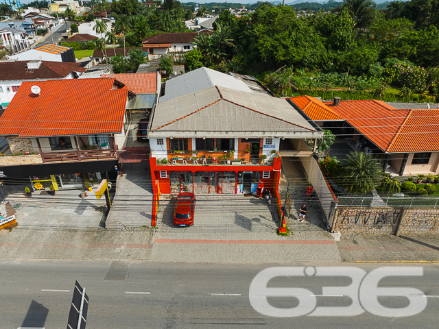 Descubra o seu novo lar em Joinville, SC - uma residência padrão, combinando a tranquilidade de um sobrado residencial com o potencial comercial da sala. Esta propriedade única oferece uma oportunidade de investimento com retorno garantido.

A parte superior abriga uma residência aconchegante e uma divisão para salas comerciais, enquanto o térreo revela uma sala ampla e convidativa com potencial para diversos negócios.

A propriedade é rica em espaços abertos e bem iluminados, como evidenciado pelas duas garagens descobertas e duas cobertas. Com 2 dormitórios confortáveis, incluindo uma suíte, e mais 2 banheiros bem distribuídos, o imóvel é ideal para famílias ou empreendedores que buscam versatilidade. O jardim tranquilo, sacada para contemplação, e um vasto quintal nos fundos oferecem um refúgio particular da movimentada vida urbana.

Além disso, a casa é equipada com área de serviço, despensa, e outras comodidades como conexão com a internet, tudo para garantir conforto e conveniência. Animais de estimação são bem-vindos neste lar que também fica próximo a vias de acesso, transporte público, escolas e serviços públicos essenciais.

Valorize o potencial de uma localização estratégica e a versatilidade de um imóvel que oferece o melhor de dois mundos: residencial e comercial. Um imóvel que reflete a perfeição técnico-jurídica de 636 Negócios Imobiliários, garantindo segurança e confiança na sua compra. Agarre esta chance de investir em um imóvel com o selo de qualidade de uma empresa com mais de 30 anos de experiência em mediação de negócios imobiliários.

Marque uma visita e venha conhecer o potencial completo deste imóvel. Na 636 Negócios Imobiliários, nós construímos grandes empreendimentos porque acreditamos em grandes pessoas como você.
 
636 NEGÓCIOS IMOBILIÁRIOS: A SUA MELHOR ESCOLHA
Com mais de 30 anos de experiência, a 636 Negócios Imobiliários é sua parceira ideal para encontrar o imóvel perfeito. Estamos prontos para ajudá-lo a fazer deste imóvel o seu novo lar.
 
Telefone: (47) 3451-0636
WhatsApp: (47) 99190-0636
 
Não perca esta oportunidade única. Visite nosso site para mais informações: i636.com.br