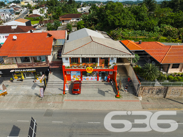 Descubra o seu novo lar em Joinville, SC - uma residência padrão, combinando a tranquilidade de um sobrado residencial com o potencial comercial da sala. Esta propriedade única oferece uma oportunidade de investimento com retorno garantido.

A parte superior abriga uma residência aconchegante e uma divisão para salas comerciais, enquanto o térreo revela uma sala ampla e convidativa com potencial para diversos negócios.

A propriedade é rica em espaços abertos e bem iluminados, como evidenciado pelas duas garagens descobertas e duas cobertas. Com 2 dormitórios confortáveis, incluindo uma suíte, e mais 2 banheiros bem distribuídos, o imóvel é ideal para famílias ou empreendedores que buscam versatilidade. O jardim tranquilo, sacada para contemplação, e um vasto quintal nos fundos oferecem um refúgio particular da movimentada vida urbana.

Além disso, a casa é equipada com área de serviço, despensa, e outras comodidades como conexão com a internet, tudo para garantir conforto e conveniência. Animais de estimação são bem-vindos neste lar que também fica próximo a vias de acesso, transporte público, escolas e serviços públicos essenciais.

Valorize o potencial de uma localização estratégica e a versatilidade de um imóvel que oferece o melhor de dois mundos: residencial e comercial. Um imóvel que reflete a perfeição técnico-jurídica de 636 Negócios Imobiliários, garantindo segurança e confiança na sua compra. Agarre esta chance de investir em um imóvel com o selo de qualidade de uma empresa com mais de 30 anos de experiência em mediação de negócios imobiliários.

Marque uma visita e venha conhecer o potencial completo deste imóvel. Na 636 Negócios Imobiliários, nós construímos grandes empreendimentos porque acreditamos em grandes pessoas como você.
 
636 NEGÓCIOS IMOBILIÁRIOS: A SUA MELHOR ESCOLHA
Com mais de 30 anos de experiência, a 636 Negócios Imobiliários é sua parceira ideal para encontrar o imóvel perfeito. Estamos prontos para ajudá-lo a fazer deste imóvel o seu novo lar.
 
Telefone: (47) 3451-0636
WhatsApp: (47) 99190-0636
 
Não perca esta oportunidade única. Visite nosso site para mais informações: i636.com.br
