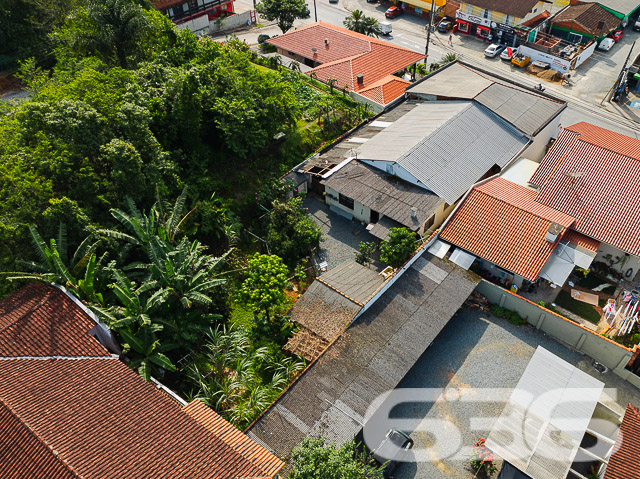 Descubra o seu novo lar em Joinville, SC - uma residência padrão, combinando a tranquilidade de um sobrado residencial com o potencial comercial da sala. Esta propriedade única oferece uma oportunidade de investimento com retorno garantido.

A parte superior abriga uma residência aconchegante e uma divisão para salas comerciais, enquanto o térreo revela uma sala ampla e convidativa com potencial para diversos negócios.

A propriedade é rica em espaços abertos e bem iluminados, como evidenciado pelas duas garagens descobertas e duas cobertas. Com 2 dormitórios confortáveis, incluindo uma suíte, e mais 2 banheiros bem distribuídos, o imóvel é ideal para famílias ou empreendedores que buscam versatilidade. O jardim tranquilo, sacada para contemplação, e um vasto quintal nos fundos oferecem um refúgio particular da movimentada vida urbana.

Além disso, a casa é equipada com área de serviço, despensa, e outras comodidades como conexão com a internet, tudo para garantir conforto e conveniência. Animais de estimação são bem-vindos neste lar que também fica próximo a vias de acesso, transporte público, escolas e serviços públicos essenciais.

Valorize o potencial de uma localização estratégica e a versatilidade de um imóvel que oferece o melhor de dois mundos: residencial e comercial. Um imóvel que reflete a perfeição técnico-jurídica de 636 Negócios Imobiliários, garantindo segurança e confiança na sua compra. Agarre esta chance de investir em um imóvel com o selo de qualidade de uma empresa com mais de 30 anos de experiência em mediação de negócios imobiliários.

Marque uma visita e venha conhecer o potencial completo deste imóvel. Na 636 Negócios Imobiliários, nós construímos grandes empreendimentos porque acreditamos em grandes pessoas como você.
 
636 NEGÓCIOS IMOBILIÁRIOS: A SUA MELHOR ESCOLHA
Com mais de 30 anos de experiência, a 636 Negócios Imobiliários é sua parceira ideal para encontrar o imóvel perfeito. Estamos prontos para ajudá-lo a fazer deste imóvel o seu novo lar.
 
Telefone: (47) 3451-0636
WhatsApp: (47) 99190-0636
 
Não perca esta oportunidade única. Visite nosso site para mais informações: i636.com.br