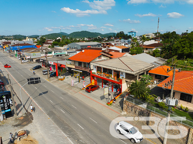 Descubra o seu novo lar em Joinville, SC - uma residência padrão, combinando a tranquilidade de um sobrado residencial com o potencial comercial da sala. Esta propriedade única oferece uma oportunidade de investimento com retorno garantido.

A parte superior abriga uma residência aconchegante e uma divisão para salas comerciais, enquanto o térreo revela uma sala ampla e convidativa com potencial para diversos negócios.

A propriedade é rica em espaços abertos e bem iluminados, como evidenciado pelas duas garagens descobertas e duas cobertas. Com 2 dormitórios confortáveis, incluindo uma suíte, e mais 2 banheiros bem distribuídos, o imóvel é ideal para famílias ou empreendedores que buscam versatilidade. O jardim tranquilo, sacada para contemplação, e um vasto quintal nos fundos oferecem um refúgio particular da movimentada vida urbana.

Além disso, a casa é equipada com área de serviço, despensa, e outras comodidades como conexão com a internet, tudo para garantir conforto e conveniência. Animais de estimação são bem-vindos neste lar que também fica próximo a vias de acesso, transporte público, escolas e serviços públicos essenciais.

Valorize o potencial de uma localização estratégica e a versatilidade de um imóvel que oferece o melhor de dois mundos: residencial e comercial. Um imóvel que reflete a perfeição técnico-jurídica de 636 Negócios Imobiliários, garantindo segurança e confiança na sua compra. Agarre esta chance de investir em um imóvel com o selo de qualidade de uma empresa com mais de 30 anos de experiência em mediação de negócios imobiliários.

Marque uma visita e venha conhecer o potencial completo deste imóvel. Na 636 Negócios Imobiliários, nós construímos grandes empreendimentos porque acreditamos em grandes pessoas como você.
 
636 NEGÓCIOS IMOBILIÁRIOS: A SUA MELHOR ESCOLHA
Com mais de 30 anos de experiência, a 636 Negócios Imobiliários é sua parceira ideal para encontrar o imóvel perfeito. Estamos prontos para ajudá-lo a fazer deste imóvel o seu novo lar.
 
Telefone: (47) 3451-0636
WhatsApp: (47) 99190-0636
 
Não perca esta oportunidade única. Visite nosso site para mais informações: i636.com.br