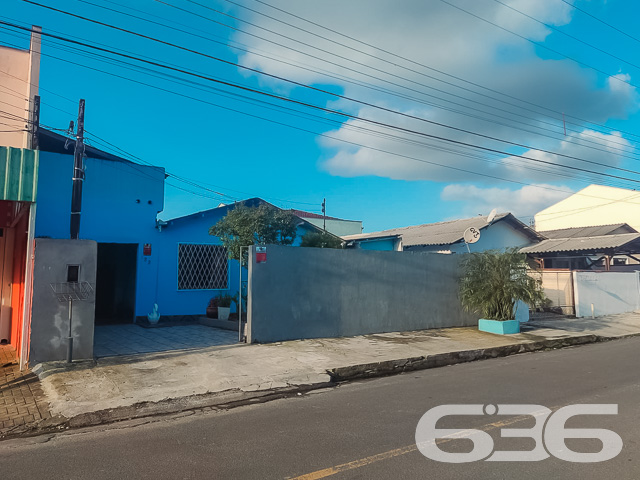RESIDÊNCIA COM 3 QUARTOS EM ÓTIMA LOCALIZAÇÃO NO BAIRRO ADHEMAR GARCIA - ESTUDA PERMUTA
Esta é uma residência ideal para quem procura por um local seguro e próximo aos principais comércios e estabelecimentos do bairro. Também localiza-se perto de parques e escolas - excelente para quem tem crianças.
Sua composição dispõe de 3 dormitórios, 2 banheiros, sala de estar, sala de jantar, área de serviço e cozinha com móveis embutidos. Ainda conta com um belíssimo jardim à frente da casa, criando um clima de conforto e deixando o ambiente mais agradável.
Possui uma área de festas com churrasqueira para você desfrutar de bons momentos ao lado de pessoas especiais.
Imóvel com cores vibrantes, dando mais vida ao local, além de contar com grades e portão eletrônico em terreno totalmente murado - para sua maior comodidade e segurança.
São aproximadamente 150m² de área construída sobre 240m² de área total, com espaço para 2 veículos em garagem coberta.
Ficou interessado? O que está esperando?! Entre em contato conosco e agende sua visita!
Telefone: (47) 3451-0636
WhatsApp: (47) 99190-0636
Imobiliária 636.
