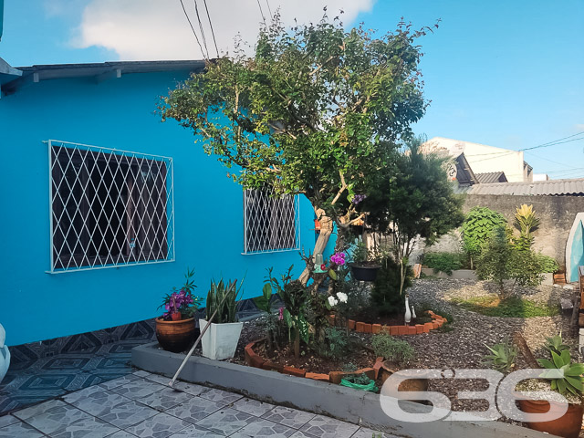 RESIDÊNCIA COM 3 QUARTOS EM ÓTIMA LOCALIZAÇÃO NO BAIRRO ADHEMAR GARCIA - ESTUDA PERMUTA
Esta é uma residência ideal para quem procura por um local seguro e próximo aos principais comércios e estabelecimentos do bairro. Também localiza-se perto de parques e escolas - excelente para quem tem crianças.
Sua composição dispõe de 3 dormitórios, 2 banheiros, sala de estar, sala de jantar, área de serviço e cozinha com móveis embutidos. Ainda conta com um belíssimo jardim à frente da casa, criando um clima de conforto e deixando o ambiente mais agradável.
Possui uma área de festas com churrasqueira para você desfrutar de bons momentos ao lado de pessoas especiais.
Imóvel com cores vibrantes, dando mais vida ao local, além de contar com grades e portão eletrônico em terreno totalmente murado - para sua maior comodidade e segurança.
São aproximadamente 150m² de área construída sobre 240m² de área total, com espaço para 2 veículos em garagem coberta.
Ficou interessado? O que está esperando?! Entre em contato conosco e agende sua visita!
Telefone: (47) 3451-0636
WhatsApp: (47) 99190-0636
Imobiliária 636.