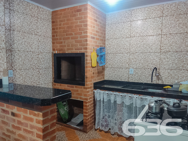 RESIDÊNCIA COM 3 QUARTOS EM ÓTIMA LOCALIZAÇÃO NO BAIRRO ADHEMAR GARCIA - ESTUDA PERMUTA
Esta é uma residência ideal para quem procura por um local seguro e próximo aos principais comércios e estabelecimentos do bairro. Também localiza-se perto de parques e escolas - excelente para quem tem crianças.
Sua composição dispõe de 3 dormitórios, 2 banheiros, sala de estar, sala de jantar, área de serviço e cozinha com móveis embutidos. Ainda conta com um belíssimo jardim à frente da casa, criando um clima de conforto e deixando o ambiente mais agradável.
Possui uma área de festas com churrasqueira para você desfrutar de bons momentos ao lado de pessoas especiais.
Imóvel com cores vibrantes, dando mais vida ao local, além de contar com grades e portão eletrônico em terreno totalmente murado - para sua maior comodidade e segurança.
São aproximadamente 150m² de área construída sobre 240m² de área total, com espaço para 2 veículos em garagem coberta.
Ficou interessado? O que está esperando?! Entre em contato conosco e agende sua visita!
Telefone: (47) 3451-0636
WhatsApp: (47) 99190-0636
Imobiliária 636.
