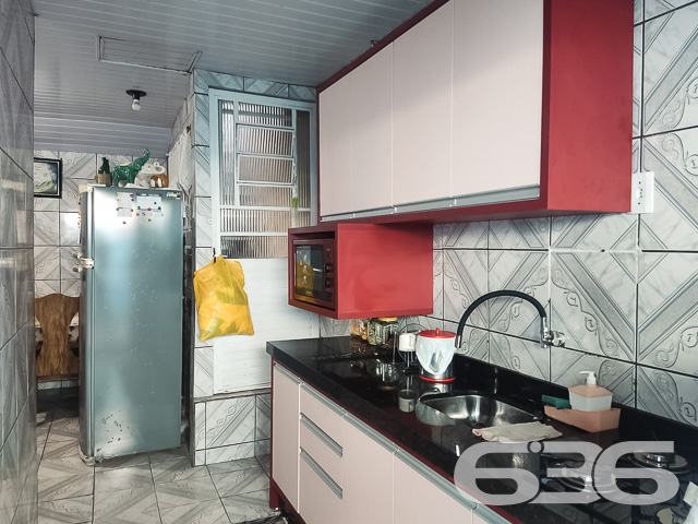 RESIDÊNCIA COM 3 QUARTOS EM ÓTIMA LOCALIZAÇÃO NO BAIRRO ADHEMAR GARCIA - ESTUDA PERMUTA
Esta é uma residência ideal para quem procura por um local seguro e próximo aos principais comércios e estabelecimentos do bairro. Também localiza-se perto de parques e escolas - excelente para quem tem crianças.
Sua composição dispõe de 3 dormitórios, 2 banheiros, sala de estar, sala de jantar, área de serviço e cozinha com móveis embutidos. Ainda conta com um belíssimo jardim à frente da casa, criando um clima de conforto e deixando o ambiente mais agradável.
Possui uma área de festas com churrasqueira para você desfrutar de bons momentos ao lado de pessoas especiais.
Imóvel com cores vibrantes, dando mais vida ao local, além de contar com grades e portão eletrônico em terreno totalmente murado - para sua maior comodidade e segurança.
São aproximadamente 150m² de área construída sobre 240m² de área total, com espaço para 2 veículos em garagem coberta.
Ficou interessado? O que está esperando?! Entre em contato conosco e agende sua visita!
Telefone: (47) 3451-0636
WhatsApp: (47) 99190-0636
Imobiliária 636.